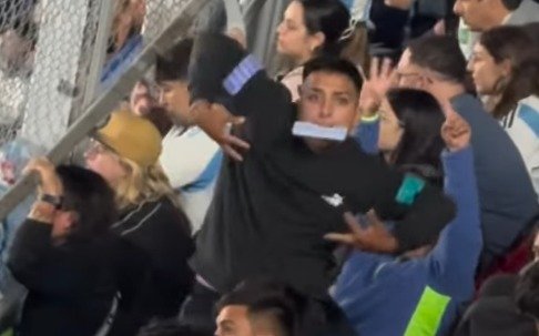 A **Câmara dos Deputados** aprovou um projeto de lei que estabelece um cadastro nacional de entidades esportivas condenadas por **racismo**. Este cadastro, frequentemente referido como a "lista suja do racismo no esporte", visa identificar e penalizar clubes e entidades cujos membros ou torcedores tenham praticado atos racistas. A proposta agora segue para o Senado para aprovação final. Mas o que significa exatamente essa lista suja? Segundo a publicação da Câmara dos Deputados, o cadastro incluirá os nomes de clubes condenados por atos racistas cometidos por torcedores, atletas, membros da comissão técnica ou dirigentes durante eventos esportivos. A inclusão na lista ocorre somente após uma decisão condenatória transitada em julgado, seja em processo judicial ou pela Justiça Desportiva. Quais são as consequências para os clubes incluídos nessa lista? As entidades listadas não poderão firmar contratos com o poder público, nem receber patrocínios, subvenções ou benefícios fiscais. Essa medida visa não apenas punir, mas também incentivar as organizações esportivas a adotarem práticas que previnam o racismo. Por quanto tempo um clube permanece na lista? A inscrição no cadastro permanece ativa por dois anos. No entanto, a exclusão pode ocorrer antes se a entidade comprovar a realização de ações específicas de combate ao racismo, conforme um regulamento que ainda será detalhado. Quais são os objetivos principais deste projeto de lei? O projeto tem cinco objetivos centrais: promover a cultura de paz no esporte, coibir condutas racistas, induzir organizações esportivas a prevenir tais condutas, incentivar ações educativas contra o racismo e tornar o Brasil uma referência no enfrentamento ao racismo no esporte. Como o projeto de lei pode impactar o cenário esportivo brasileiro? Ao criar um mecanismo de responsabilização e incentivo à mudança de comportamento, espera-se que as entidades esportivas adotem medidas mais rigorosas para prevenir o racismo. Isso pode incluir desde campanhas educativas até a implementação de políticas internas mais severas. Por que é importante ter uma lista suja do racismo no esporte? A criação de um cadastro específico para o racismo no esporte destaca a seriedade do problema e a necessidade de medidas concretas para combatê-lo. Ao responsabilizar diretamente as entidades esportivas, o projeto busca promover um ambiente mais inclusivo e respeitoso. Quais são os próximos passos para a implementação deste projeto? Após a aprovação na Câmara dos Deputados, o projeto segue para o Senado. Se aprovado, será sancionado e regulamentado, detalhando como o cadastro será gerido e quais serão as ações específicas exigidas das entidades para a remoção da lista. Em resumo, a aprovação deste projeto de lei representa um passo significativo na luta contra o racismo no esporte brasileiro. Ao estabelecer consequências claras para atos racistas, busca-se não apenas punir, mas também educar e transformar o ambiente esportivo em um espaço de respeito e igualdade.