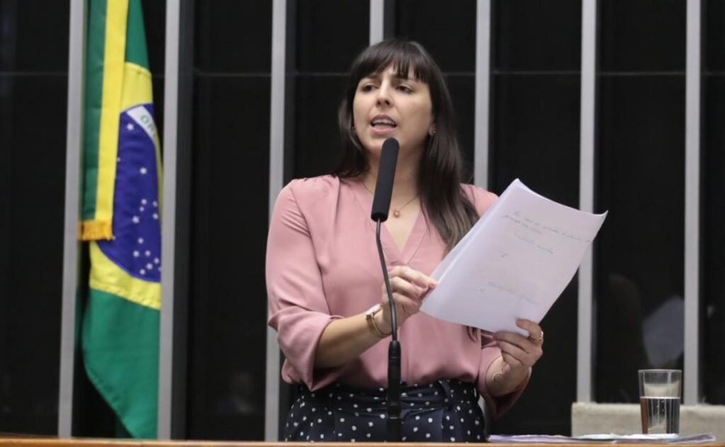**Câmara Aprova Projeto que Autoriza Quebra de Sigilo para Fixar Pensão: O que Isso Significa?** A **Câmara dos Deputados** recentemente aprovou um projeto que traz mudanças significativas em duas áreas principais: a fixação de pensão alimentícia e a proteção trabalhista para mulheres vítimas de violência doméstica. Mas o que exatamente essas mudanças implicam? Vamos explorar cada aspecto do projeto. **O que muda na fixação de pensão alimentícia?** O projeto permite que, em casos excepcionais, um juiz possa determinar a **quebra de sigilo bancário e fiscal** para fixar ou revisar a pensão alimentícia. Segundo a publicação, essa medida pode ser autorizada quando as informações disponíveis não são suficientes para revelar a real capacidade financeira do pagador ou quando há indícios de ocultação de renda e patrimônio. A intenção é clara: evitar fraudes e garantir que o direito à alimentação, especialmente de crianças e adolescentes, seja efetivo. **Como a quebra de sigilo será tratada?** A quebra de sigilo deverá ser fundamentada, tratada sob confidencialidade e restrita ao processo. Isso significa que as informações obtidas não poderão ser usadas para outros fins, garantindo a privacidade das partes envolvidas. **Quais são as outras medidas relacionadas à pensão alimentícia?** Além da quebra de sigilo, o projeto permite o **penhor de valores do FGTS** para quitar pensão alimentícia. Essa medida visa facilitar o cumprimento das obrigações alimentares, especialmente em casos onde o devedor tenta ocultar seus rendimentos. **Quais são as mudanças para mulheres vítimas de violência doméstica?** O projeto também traz importantes alterações na **Lei Maria da Penha**. Ele assegura remuneração à mulher afastada do trabalho por decisão judicial. Nos primeiros 15 dias, o pagamento será feito pelo empregador, e, posteriormente, por até seis meses, pelo INSS, como auxílio-doença, sem exigência de carência. Durante esse período, a mulher terá garantidos seu salário, vínculo empregatício, tempo de serviço e demais direitos trabalhistas. **E se a mulher não for segurada do INSS?** Para mulheres que não são seguradas do INSS e não têm meios de subsistência, o texto prevê um benefício eventual pago por estados, municípios ou Distrito Federal. Isso garante que todas as mulheres em situação de vulnerabilidade tenham algum tipo de suporte financeiro. **Como o projeto protege as mulheres no serviço público?** No serviço público federal, o projeto cria uma licença específica para servidoras afastadas devido à violência doméstica, com remuneração integral e preservação de direitos. Além disso, permite ação regressiva do INSS ou dos entes federados contra o agressor para reaver os gastos com os pagamentos feitos à vítima. **Há outras medidas de proteção social?** Sim, o projeto também muda a regra de prorrogação da licença-maternidade em caso de internação da mãe ou do bebê após o parto. Além disso, garante à servidora pública federal lactante a redução de jornada, sem compensação nem desconto, até os 24 meses da criança. **Qual é o próximo passo para o projeto?** Após a aprovação na Câmara dos Deputados, o texto segue agora para o **Senado**. Se aprovado, trará mudanças significativas tanto na forma como as pensões alimentícias são fixadas quanto na proteção social de mulheres vítimas de violência doméstica. Essas medidas combinam esforços para dificultar a ocultação de patrimônio em ações de pensão e ampliar a proteção social de mulheres em situação de violência, representando um avanço significativo na legislação brasileira.