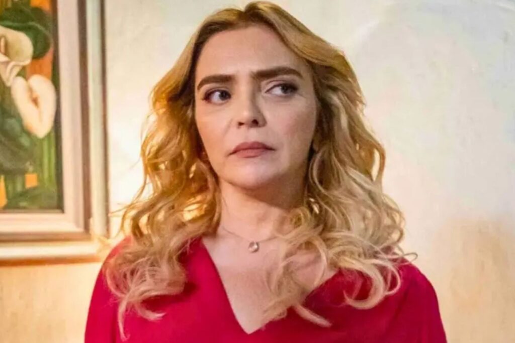 O **câncer de pâncreas** é uma doença grave que pode se desenvolver de forma silenciosa, muitas vezes sem apresentar sintomas evidentes nas fases iniciais. Essa característica torna o diagnóstico precoce um desafio, aumentando a importância de estar atento aos sinais que o corpo pode dar. Recentemente, a atriz **Titina Medeiros** foi uma das vítimas dessa doença, trazendo à tona a necessidade de conscientização sobre os sintomas e a importância de buscar orientação médica ao menor sinal de alerta. Um dos primeiros sinais do câncer de pâncreas pode ser a **dor abdominal** que se irradia para as costas. Essa dor pode ser persistente e não aliviada por analgésicos comuns. Além disso, a **perda de peso inexplicada** é outro sintoma que pode indicar a presença da doença. Essa perda de peso ocorre mesmo sem mudanças significativas na dieta ou nos hábitos alimentares. Outro sintoma importante é a **icterícia**, que se manifesta pelo amarelamento da pele e dos olhos. A icterícia ocorre devido ao acúmulo de bilirrubina no sangue, um pigmento que normalmente é processado pelo fígado. No caso do câncer de pâncreas, o tumor pode bloquear o ducto biliar, impedindo que a bilirrubina seja eliminada adequadamente. A **fadiga** e o cansaço extremo também são sintomas que não devem ser ignorados. Embora possam ser atribuídos a diversas condições, quando associados a outros sinais, podem indicar a presença de um problema mais sério. Além disso, a **perda de apetite** e a sensação de saciedade precoce são sintomas que podem acompanhar o câncer de pâncreas. Alterações no funcionamento do sistema digestivo, como **náuseas**, **vômitos** e **diarreia**, também podem ser indicativos da doença. Esses sintomas ocorrem devido à interferência do tumor no processo digestivo normal. Em alguns casos, pode haver a presença de **fezes claras** ou **urina escura**, que também estão relacionadas à obstrução do ducto biliar. É importante destacar que o câncer de pâncreas pode afetar a produção de insulina, levando ao desenvolvimento de **diabetes** de início recente. Portanto, o surgimento de diabetes sem fatores de risco aparentes pode ser um sinal de alerta para a investigação de um possível câncer de pâncreas. A detecção precoce do câncer de pâncreas é crucial para aumentar as chances de tratamento bem-sucedido. Exames de imagem, como a **tomografia computadorizada** e a **ressonância magnética**, são ferramentas importantes para o diagnóstico. Além disso, a **biópsia** pode ser necessária para confirmar a presença de células cancerígenas. A conscientização sobre os sinais e sintomas do câncer de pâncreas é essencial para que as pessoas busquem atendimento médico rapidamente. Embora a doença seja agressiva, o diagnóstico precoce pode fazer a diferença no tratamento e no prognóstico. A história de Titina Medeiros serve como um lembrete da importância de prestar atenção aos sinais do nosso corpo e de procurar ajuda médica ao menor indício de anormalidade.