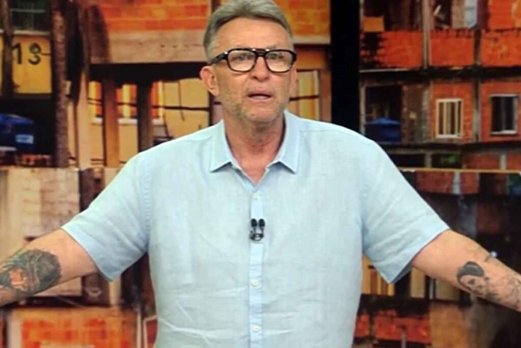 **Craque Neto e a Cobrança a Vini Jr: Desempenho da Seleção Brasileira em Foco** Durante uma transmissão ao vivo do programa "Os Donos da Bola", da Band, o **Craque Neto** expressou sua insatisfação com o desempenho dos jogadores da **Seleção Brasileira**, especialmente com **Vinícius Júnior**. Segundo a publicação, Neto perdeu a paciência ao comentar sobre o amistoso em preparação para a **Copa do Mundo de 2026**. Mas o que motivou essa reação do apresentador? Neto iniciou sua crítica direta a Vini Jr, questionando o empenho do jogador durante os jogos da Seleção. "Sabe por que a gente mete o pau em você, Vini Jr? Porque na Seleção você não joga nada, você pipoca. Na Seleção você é pipoqueiro, não faz aquilo que tem que fazer", afirmou Neto. Essa declaração levanta a questão: o que se espera de um jogador da Seleção Brasileira? A expectativa sobre os jogadores da Seleção é sempre alta, especialmente em ano de Copa do Mundo. Os torcedores esperam ver em campo o mesmo desempenho que os jogadores apresentam em seus clubes. No caso de Vini Jr, que atua no **Real Madrid**, a cobrança é ainda maior devido ao seu destaque no futebol europeu. Neto comparou seu próprio desempenho ao de Vini Jr, mencionando que, apesar de ter sido um "zero à esquerda" na Seleção, ele marcou 7 gols, enquanto Vini Jr tem 8. Isso nos leva a perguntar: o que falta para Vini Jr brilhar na Seleção como faz no Real Madrid? Além do desempenho em campo, Neto também comentou sobre a presença de Vinícius nas redes sociais. "O que a gente vê sobre o Vini Jr hoje, ele só fica aí hoje é Instagram, é não sei o quê", disse o apresentador. Essa observação levanta outra questão: a exposição nas redes sociais pode afetar o desempenho de um jogador? A crítica de Neto não se limita apenas a Vini Jr, mas reflete uma insatisfação geral com o desempenho da Seleção Brasileira nos últimos anos. O Brasil, que já foi uma potência indiscutível no futebol mundial, tem enfrentado críticas devido à falta de resultados expressivos em competições internacionais. Isso nos faz refletir: o que precisa mudar na Seleção para que o Brasil volte a ser uma potência no futebol? A pressão sobre os jogadores é grande, especialmente quando se aproxima uma Copa do Mundo. Torcedores e críticos relembram as equipes consagradas do passado que conquistaram a taça, aumentando ainda mais a expectativa sobre a atual geração de jogadores. A cobrança por um melhor desempenho é constante, mas como isso afeta os jogadores? Em meio a essas polêmicas, o Craque Neto anunciou seu afastamento do programa "Os Donos da Bola", conforme revelado pela publicação. Fernando Fernandes assumiu o comando do programa, afirmando que "a gente vai tocar o barco". Essa mudança na apresentação pode trazer uma nova dinâmica ao programa, mas como isso impactará as discussões sobre futebol? Em resumo, a cobrança de Neto a Vini Jr e à Seleção Brasileira reflete uma preocupação com o futuro do futebol brasileiro. A expectativa é que os jogadores mostrem mais empenho e resultados em campo, especialmente em competições internacionais. A questão que fica é: como a Seleção Brasileira pode superar as críticas e voltar a ser uma referência no futebol mundial?