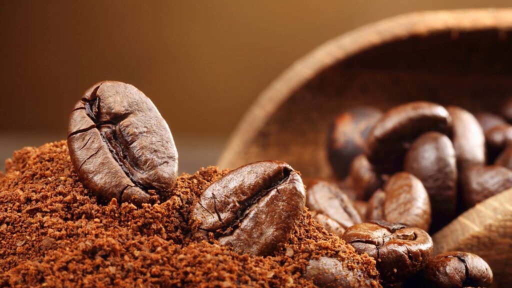 Um dos hábitos mais comuns no mundo, o consumo de **café**, pode estar diretamente ligado à saúde do cérebro. Segundo um estudo de longo prazo, com duração de mais de quatro décadas, o consumo moderado de café pode proteger o cérebro, ajudando a reduzir o risco de **demência** e preservar funções cognitivas ao longo do envelhecimento. Este estudo, que se estendeu por 43 anos, sugere que o café não é apenas uma bebida estimulante, mas também um aliado na manutenção da saúde cerebral, especialmente à medida que envelhecemos. De acordo com a publicação no site O Antagonista, a pesquisa analisou dados de milhares de participantes ao longo dos anos, observando seus hábitos de consumo de café e correlacionando-os com a incidência de demência e declínio cognitivo. Os resultados indicaram que aqueles que consumiam café de forma moderada apresentavam um risco significativamente menor de desenvolver demência em comparação com aqueles que não consumiam a bebida. O estudo destaca que componentes presentes no café, como a **cafeína** e antioxidantes, podem desempenhar um papel crucial na proteção das células cerebrais contra danos, além de melhorar a função cognitiva. Além disso, o estudo ressalta a importância de um consumo equilibrado. Enquanto o café pode oferecer benefícios à saúde cerebral, o consumo excessivo pode ter efeitos adversos, como insônia e aumento da pressão arterial. Portanto, a moderação é essencial para aproveitar os benefícios do café sem comprometer a saúde geral. Segundo o site, os pesquisadores enfatizam que, embora o café possa ser um componente importante de uma dieta saudável, ele deve ser parte de um estilo de vida equilibrado que inclua uma alimentação nutritiva e a prática regular de exercícios físicos para maximizar seus efeitos protetores sobre o cérebro.