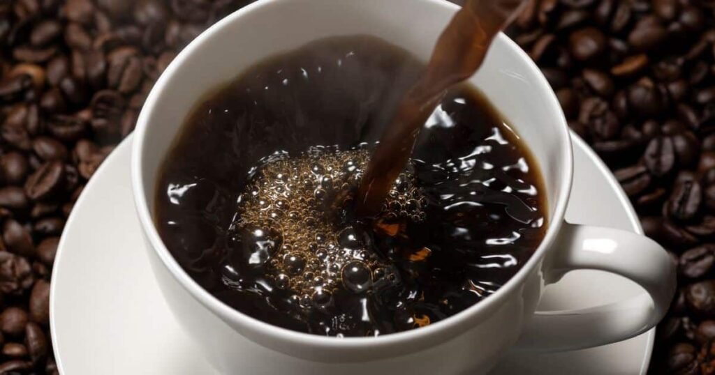 A cafeína faz bem ou mal à saúde? A resposta varia de pessoa para pessoa. Estudos indicam que o consumo moderado pode reduzir o risco de insuficiência cardíaca, mas altas doses podem aumentar a pressão arterial e causar palpitações. Como a cafeína afeta o metabolismo? Níveis elevados no sangue podem estar associados a menor risco de obesidade e diabetes tipo 2, mas os efeitos variam entre indivíduos. A cafeína melhora o humor e a produtividade? Sim, ela ativa a dopamina, influenciando no prazer e motivação. Contudo, pode induzir ansiedade em pessoas predispostas. Qual é o impacto da cafeína na gravidez? Consumos acima de 300 mg podem aumentar o risco de baixo peso ao nascer. Recomenda-se limitar a ingestão a 200 mg por dia. A cafeína melhora o desempenho esportivo? Em atletas, especialmente homens, ela aumenta força e resistência. Em mulheres, os dados são limitados e mais pesquisas são necessárias. A cafeína pode ser fatal? Embora raro, a intoxicação por cafeína pode ser fatal, especialmente com suplementos concentrados. Reduzir o consumo gradualmente é recomendado. Qual é o segredo para consumir cafeína de forma saudável? O equilíbrio e o autoconhecimento são essenciais. Observe como seu corpo reage e busque orientação médica se necessário. ☕