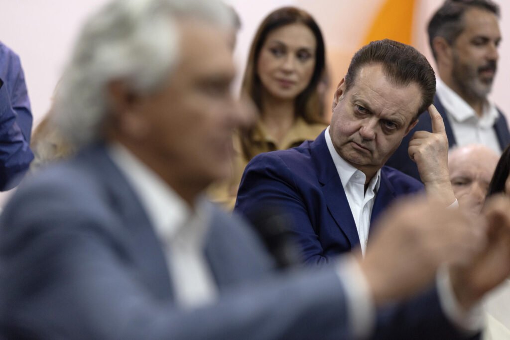 **Caiado promete que primeiro ato como presidente seria anistiar Bolsonaro** O governador de Goiás, **Ronaldo Caiado** (PSD), recentemente fez uma declaração que chamou a atenção do cenário político brasileiro. Segundo a publicação da Gazeta do Povo, Caiado prometeu que seu "primeiro ato" como presidente seria anistiar os condenados pelo evento de 8 de janeiro. Esta promessa está alinhada com um discurso que ressoa no campo da direita, especialmente entre os apoiadores do ex-presidente **Jair Bolsonaro**. **Por que Caiado defende a anistia?** Caiado argumenta que a anistia "ampla, geral e irrestrita" para os condenados pelo **Supremo Tribunal Federal (STF)**, envolvidos na suposta trama de golpe para manter Bolsonaro no poder em 2023, é essencial para superar a polarização política no Brasil. Ele acredita que a polarização é sustentada por um projeto político que beneficia certos grupos e que pode ser desativada por alguém que não faz parte dela. **Qual é o contexto da candidatura de Caiado?** Caiado foi anunciado como candidato à presidência da República nas eleições de 2026 pelo presidente nacional do PSD, **Gilberto Kassab**. A decisão veio após a desistência do governador paranaense **Ratinho Jr**, que optou por focar na campanha estadual. Ratinho Jr era considerado o favorito para a candidatura, mas recuou para evitar que **Sergio Moro**, filiado ao PL, se tornasse o próximo governador do Paraná. **Como a promessa de anistia se alinha com a estratégia política de Caiado?** A promessa de anistia é vista como um aceno aos apoiadores de Bolsonaro, contrastando com a estratégia anterior de Kassab, que defendia uma candidatura mais distante da direita. Em dezembro, Kassab sugeriu que uma candidatura de centro-direita seria mais viável, mas a consolidação da candidatura de **Flávio Bolsonaro** demonstrou que a eleição de 2026 deve ser marcada pela polarização entre a direita e o PT. **Quais são os desafios para Caiado?** Caiado enfrenta o desafio de conquistar o eleitorado conservador enquanto se posiciona como uma alternativa à polarização política. Sua promessa de anistia pode atrair apoiadores de Bolsonaro, mas também pode alienar eleitores que buscam uma ruptura com o passado recente. Além disso, ele disputará contra o atual presidente, **Luiz Inácio Lula da Silva** (PT), que busca a reeleição, e Flávio Bolsonaro, que defende o legado de seu pai. **Qual é o impacto da polarização política no Brasil?** A polarização política tem sido uma constante nos últimos anos, com divisões profundas entre os apoiadores de diferentes espectros políticos. Caiado argumenta que essa polarização não é um traço inerente da política nacional, mas sim um projeto sustentado por aqueles que se beneficiam dela. A promessa de anistia é vista como uma tentativa de desativar essa polarização e promover um ambiente político mais unificado. Em resumo, a candidatura de Ronaldo Caiado à presidência em 2026 traz à tona questões importantes sobre a polarização política no Brasil e as estratégias para superá-la. Sua promessa de anistia aos condenados pelo STF é um movimento estratégico para atrair o eleitorado conservador, mas também levanta questões sobre o futuro da política brasileira e a capacidade de superar divisões profundas.