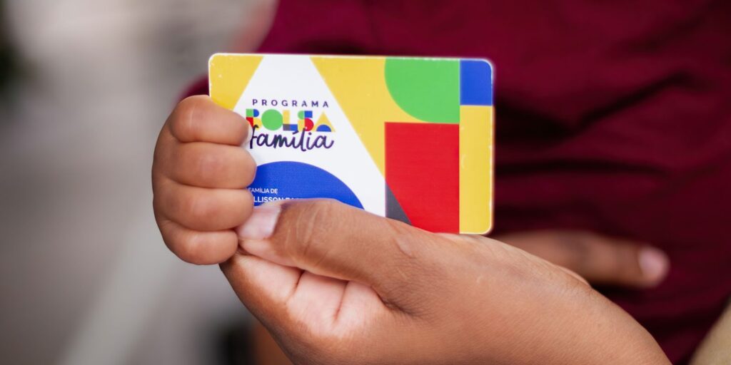 A **Caixa Econômica Federal** está realizando o pagamento do **Bolsa Família** para os beneficiários cujo **Número de Identificação Social (NIS)** termina em 3. Este procedimento faz parte do calendário regular de pagamentos do programa, que visa garantir que as famílias em situação de vulnerabilidade social recebam o suporte financeiro necessário. O **Bolsa Família** é um dos principais programas de transferência de renda do Brasil, e sua execução é essencial para a redução da pobreza e desigualdade no país. De acordo com informações do **Ministério do Desenvolvimento e Assistência Social**, o programa de transferência de renda alcançará, neste mês, um total de 18,73 milhões de famílias. Este número expressivo reflete o compromisso do governo em atender as necessidades básicas de uma parcela significativa da população brasileira. O investimento total destinado a este pagamento é de R$ 12,77 bilhões, o que demonstra a importância e a magnitude do programa no contexto das políticas sociais do Brasil. O valor recebido por cada família varia conforme a composição familiar e a situação socioeconômica, garantindo que o auxílio seja direcionado de forma justa e eficiente. A execução do **Bolsa Família** pela **Caixa Econômica Federal** é um processo organizado que segue um cronograma específico, baseado no último dígito do NIS dos beneficiários. Este sistema de pagamento escalonado é projetado para evitar aglomerações e garantir que todos os beneficiários tenham acesso ao benefício de forma ordenada e segura. Além disso, o programa não apenas proporciona alívio financeiro imediato, mas também incentiva o acesso à educação e saúde, uma vez que as famílias devem cumprir compromissos nessas áreas para continuar recebendo o benefício. Assim, o **Bolsa Família** desempenha um papel crucial na promoção do desenvolvimento social e na melhoria das condições de vida das famílias atendidas.