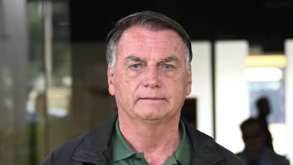 A rotina de **Jair Bolsonaro** no hospital tem sido marcada por uma série de atividades que visam tanto a recuperação física quanto o apoio emocional. Durante sua primeira semana na UTI, o ex-presidente tem se dedicado a **caminhadas** diárias, que são parte essencial de seu processo de reabilitação. Essas atividades físicas são fundamentais para melhorar a circulação sanguínea e fortalecer o corpo após procedimentos médicos. Além disso, as caminhadas ajudam a manter o bem-estar mental, proporcionando momentos de reflexão e alívio do estresse hospitalar. Outro aspecto importante da rotina de Bolsonaro são as **visitas da família**, que desempenham um papel crucial em seu processo de recuperação. Segundo a publicação, a presença de familiares tem sido constante, oferecendo suporte emocional e motivação para enfrentar os desafios do tratamento. O contato com entes queridos é uma estratégia reconhecida para melhorar o estado emocional dos pacientes, contribuindo para uma recuperação mais rápida e eficaz. A interação com a família não apenas proporciona conforto, mas também reforça a importância dos laços afetivos em momentos de vulnerabilidade. Além das caminhadas e visitas, a rotina hospitalar de Bolsonaro inclui uma série de **exames médicos**. De acordo com o site, esses exames são realizados regularmente para monitorar seu estado de saúde e ajustar o tratamento conforme necessário. A realização de exames frequentes é essencial para garantir que o paciente esteja respondendo bem às intervenções médicas e para identificar qualquer complicação que possa surgir. Essa abordagem proativa permite que a equipe médica tome decisões informadas e adapte o plano de tratamento para otimizar a recuperação do ex-presidente.