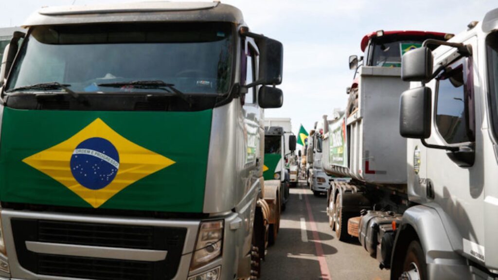 Os **caminhoneiros** estão se mobilizando para uma possível **greve nacional** em resposta ao aumento dos preços do **diesel**. A categoria está discutindo uma proposta que será enviada ao governo, e uma decisão sobre a data da paralisação deve ser tomada na quarta-feira, caso não haja avanços nas negociações. Segundo a publicação, essa movimentação ocorre em um contexto de insatisfação crescente entre os profissionais do setor, que enfrentam dificuldades financeiras devido ao aumento dos custos operacionais, dos quais o diesel é um componente significativo. A alta do diesel tem um impacto direto nos custos de transporte, afetando não apenas os caminhoneiros, mas também a economia como um todo. Segundo o site, os caminhoneiros argumentam que o aumento do preço do combustível reduz suas margens de lucro e torna insustentável a continuidade de suas atividades. Além disso, a categoria tem reivindicado melhores condições de trabalho e políticas públicas que possam mitigar os efeitos das flutuações nos preços dos combustíveis. A falta de diálogo efetivo com o governo tem sido um ponto de tensão, levando os caminhoneiros a considerarem a greve como uma forma de pressionar por mudanças. A possibilidade de uma greve nacional dos caminhoneiros gera preocupações sobre o impacto no abastecimento de bens e mercadorias em todo o país. Segundo a publicação, uma paralisação dessa magnitude pode causar desabastecimento em diversos setores, desde alimentos até produtos industriais, afetando diretamente o consumidor final. A expectativa é que o governo busque uma solução negociada para evitar a greve, mas a categoria está decidida a seguir com a paralisação caso suas demandas não sejam atendidas. A situação destaca a importância de políticas que garantam a estabilidade dos preços dos combustíveis e a sustentabilidade do setor de transporte rodoviário no Brasil.