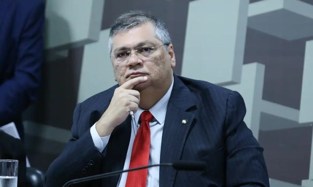 A **caminhonete** utilizada para os deslocamentos do ministro Flávio Dino, do Supremo Tribunal Federal (STF), no Maranhão, teve um custo de R$ 480 mil aos cofres públicos. Este veículo faz parte de uma frota de quatro caminhonetes **blindadas** adquiridas pelo Tribunal de Justiça do Estado do Maranhão (TJMA) em 2024, totalizando um investimento de R$ 1,9 milhão. A aquisição de cada caminhonete, portanto, representou uma despesa significativa para o orçamento público, conforme relatado pela publicação. Segundo o site, a compra dessas caminhonetes foi justificada pela necessidade de garantir a segurança dos membros do judiciário, especialmente em um contexto onde a proteção institucional é considerada uma prioridade. O STF, em nota, destacou que a segurança de Flávio Dino já havia sido alertada no ano anterior, o que reforça a importância de medidas preventivas para assegurar a integridade dos seus integrantes. A escolha por veículos blindados reflete uma estratégia de proteção que visa mitigar riscos associados a deslocamentos em áreas potencialmente perigosas. O investimento em veículos de alto custo para segurança institucional levanta debates sobre a alocação de recursos públicos. Enquanto alguns defendem que a segurança dos membros do judiciário é essencial para o funcionamento independente e seguro das instituições, outros questionam se os valores gastos são proporcionais às necessidades reais. O caso das caminhonetes do TJMA exemplifica a complexidade das decisões governamentais em relação à segurança e ao uso de recursos públicos, destacando a necessidade de transparência e justificativas claras para tais investimentos.
