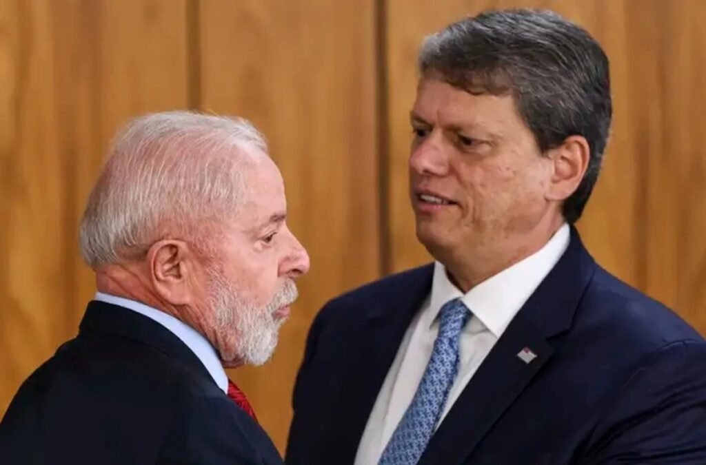 Por que São Paulo é prioridade na campanha de Lula? São Paulo é o maior colégio eleitoral do Brasil. Um bom desempenho no estado é crucial para a vitória nacional de Lula, que busca a reeleição. Qual é a estratégia do PT contra Tarcísio de Freitas? O PT está levantando dados para desgastar Tarcísio, associando-o a escândalos e enfatizando a ajuda federal em suas obras. Como o escândalo do Banco Master afeta a campanha? O PT planeja explorar as conexões de Tarcísio com o Banco Master, destacando doações feitas por Fabiano Zettel, ligadas ao bolsonarismo. Quem são os principais nomes na campanha de Lula em SP? Fernando Haddad é candidato ao governo paulista. Geraldo Alckmin e Simone Tebet também são nomes de peso na campanha. Quais são as críticas de Lula a Tarcísio? Lula acusa Tarcísio de esconder a participação federal em obras e investimentos no estado, pedindo que ele "fale a verdade". Como Tarcísio reage às críticas de Lula? Tarcísio rebateu as críticas, dizendo estar "acostumado a ouvir bobagens" de Lula, mostrando-se preparado para o embate. Qual é a importância das obras federais em SP? A campanha de Lula destaca o "investimento recorde" do governo federal em SP, afirmando que muitas obras de Tarcísio só foram possíveis graças a essa ajuda. Por que a privatização da Sabesp é um ponto de ataque? O PT questiona a privatização da Sabesp, alegando que a venda foi abaixo do valor de mercado e levantando dúvidas sobre o processo. Como o PT pretende explorar a questão financeira de SP? O PT critica o déficit nas contas do estado sob Tarcísio, destacando a redução do caixa livre e novos empréstimos como pontos fracos. Qual é o papel de Flávio Bolsonaro na campanha? Flávio Bolsonaro coordena a campanha presidencial em SP, mas é pouco mencionado por Lula, que foca suas críticas em Tarcísio. Como o PT está se preparando juridicamente? O PT mobiliza equipes jurídicas para levantar temas que possam gerar desgaste a Tarcísio, preparando-se para possíveis embates legais. Qual é a expectativa do PT para as eleições em SP? O PT espera reverter a vantagem que Bolsonaro teve em 2022, quando venceu Lula em SP, e garantir um bom desempenho no estado. Como a campanha de Lula busca engajar o eleitorado paulista? A campanha foca em apresentar realizações federais e criticar a gestão estadual, buscando convencer os eleitores de que Lula é a melhor opção. Quais são os desafios de Tarcísio na reeleição? Tarcísio enfrenta críticas sobre sua gestão financeira e a privatização da Sabesp, além de ter que lidar com a forte oposição do PT. Como a campanha de Lula pode impactar a política nacional? Um bom desempenho em SP pode consolidar a liderança de Lula, influenciando o cenário político nacional e as eleições presidenciais.