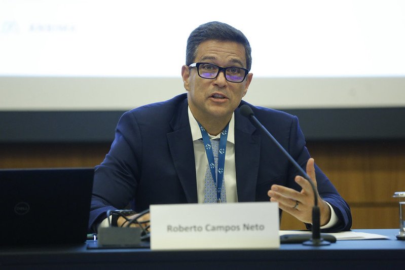 O ex-presidente do Banco Central, **Campos Neto**, indicado durante o governo de Jair Bolsonaro, figura na agenda de Daniel Vorcaro, mas não trocou mensagens com o banqueiro. Segundo a publicação, Campos Neto foi o único do grupo "A Turma do WhatsApp de Daniel Vorcaro" que não ficou sob a mira do ministro André Mendonça, do STF. O que o livrou, conforme relatado por fontes que conhecem o conteúdo, foi seu silêncio nas mensagens, mantendo seu estilo discretíssimo. Mas quem é Campos Neto e por que seu nome está associado a Daniel Vorcaro? Campos Neto é conhecido por sua atuação reservada e discreta, características que parecem ter sido cruciais para evitar complicações legais. A ausência de mensagens trocadas com Vorcaro destaca sua prudência em um cenário onde a comunicação digital pode facilmente se tornar evidência em investigações. Enquanto isso, o papa Leão XIV tem dado mais atenção à Igreja no Brasil, substituindo o arcebispo da Arquidiocese de Aparecida (SP) e examinando de perto o interior do país. Recentemente, o Vaticano autorizou a posse de dom Luiz Gonzaga Pepeu na Diocese de Baturité (CE), que abrangerá 14 municípios e 21 paróquias. Essa movimentação indica um foco renovado na estrutura e liderança da Igreja Católica no Brasil. No setor mineral, o CEO da Terra Brasil Minerals, Eduardo Duarte, reuniu-se com Brian Gould, diretor da U.S. International Development Finance Corporation, na casa do embaixador dos EUA no Brasil, Kevin Murakami. O encontro teve como objetivo discutir investimentos no setor mineral, com a intenção de investir US$ 1 bilhão no exterior. O Brasil, que possui a segunda maior reserva de terras raras do mundo, está em uma posição estratégica, enquanto a China controla a maior reserva. Amir Lando, após quase 20 anos sem mandato e longe dos holofotes, anunciou sua candidatura ao Senado por Roraima. Completando 60 anos de filiação ao MDB, Lando é um dos membros mais longevos do partido, celebrando a data com um bolo oferecido pelo presidente da legenda, Baleia Rossi. Um estudo inédito associa o uso de carvão em Candiota (RS) a 430 mortes, 180 partos prematuros e ao aumento de doenças respiratórias, como asma em crianças. O estado concentra 53% da produção nacional de carvão. Projeções indicam que, se o polo operar até 2040, poderão ocorrer mais 871 mortes e R$ 6,6 bilhões em custos à saúde. O levantamento, realizado pelo CREA e pelo Instituto Internacional Arayara, do ILEA/UFRGS, destaca os impactos ambientais e de saúde pública associados à indústria do carvão. No setor têxtil, 46% dos empresários estão focados em novos produtos, priorizando a modernização fabril (79%) e a tecnologia digital (44%) para impulsionar o crescimento. A agenda sustentável avança com 53% de investimentos em materiais reciclados, visando mitigar a alta carga tributária (58%) e a escassez de mão de obra (51%). Esses dados são parte de uma pesquisa da Associação Brasileira da Indústria Têxtil com seus associados, refletindo as tendências e desafios enfrentados pelo setor. Leandro Mazzini, jornalista desde 1996, é graduado pela FACHA-Rio e pós-graduado em Ciência Política na UnB. Com uma carreira que inclui colaborações com o Jornal do Brasil, Gazeta Mercantil, Revista Isto É, Portais iG e UOL, Mazzini edita a Coluna Esplanada, reproduzida em jornais de todas as capitais. Seus textos, no entanto, não expressam necessariamente a opinião da Gazeta do Povo.