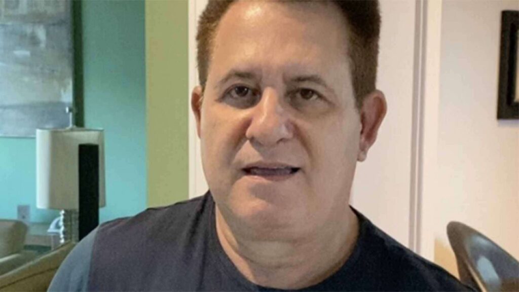 O **cantor Marrone**, famoso por sua parceria musical com Bruno, está atualmente em fase de recuperação após ter se submetido a uma **cirurgia íntima**. De acordo com informações divulgadas pelo Jornal da Cidade Online, o artista compartilhou detalhes sobre o procedimento em suas redes sociais, embora tenha optado por não revelar muitos pormenores. A decisão de Marrone em realizar a cirurgia foi motivada por questões pessoais, e ele tem recebido apoio de fãs e amigos durante esse período de convalescença. Conforme relatado pela publicação, Marrone está se recuperando bem e segue as orientações médicas para garantir uma recuperação completa e sem complicações. O cantor, que continua ativo em sua carreira musical ao lado de Bruno, tem aproveitado esse tempo para descansar e se preparar para os próximos compromissos profissionais. A cirurgia, embora íntima, não deve impactar suas atividades futuras, e Marrone demonstra otimismo em relação ao seu retorno aos palcos. A notícia sobre a cirurgia de Marrone gerou grande interesse entre os fãs e a mídia, destacando a importância de cuidar da saúde pessoal, mesmo para figuras públicas. Segundo o site, a transparência do cantor em compartilhar sua experiência serve como um lembrete de que questões de saúde são uma prioridade e devem ser tratadas com seriedade. A atitude de Marrone em abordar o assunto abertamente pode inspirar outras pessoas a cuidarem de sua saúde e bem-estar, independentemente de sua posição ou profissão.