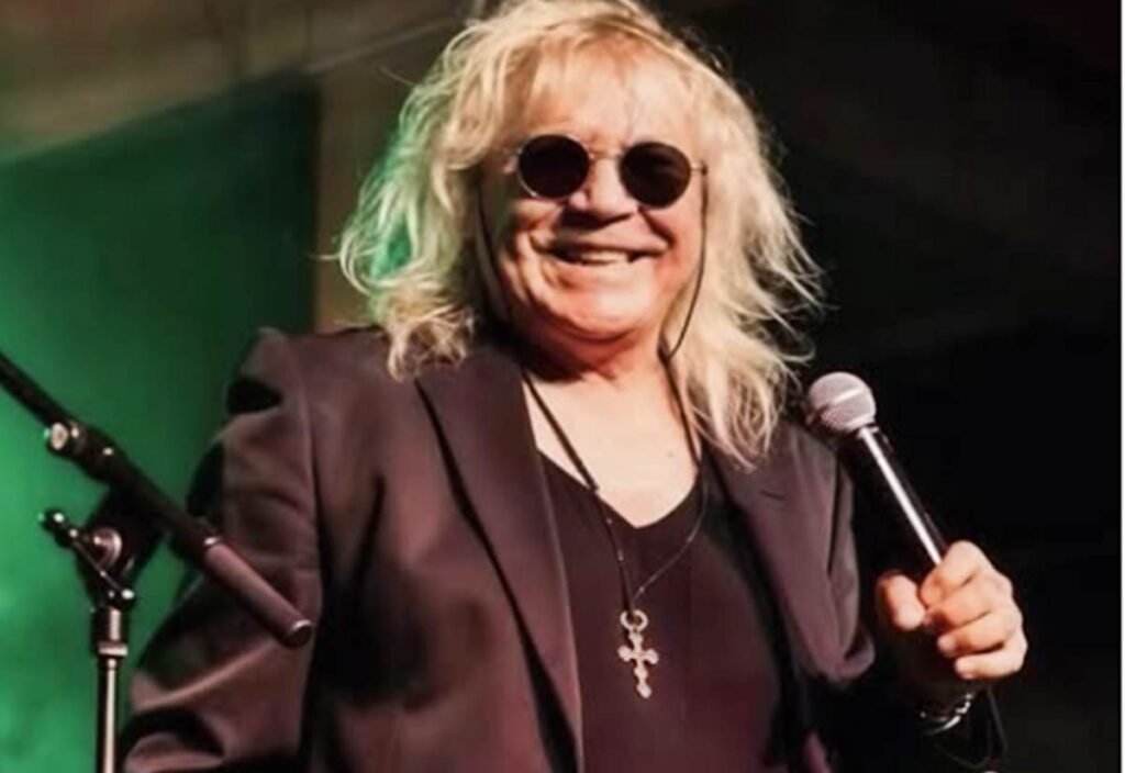 Por que o cantor Ovelha precisou de uma cirurgia cardíaca? Ovelha, de 70 anos, enfrentava problemas cardíacos e passou por uma cirurgia para implantar um marca-passo, dispositivo que regula o ritmo cardíaco. Qual foi o impacto emocional na saúde do cantor Ovelha? Questões profissionais causaram desgaste emocional, afetando sua saúde e levando à necessidade de intervenção médica. Onde a cirurgia do cantor Ovelha foi realizada? A cirurgia ocorreu no Hospital Sancta Maggiore México, em São Paulo, e foi recomendada após exames médicos. Qual é o estado de saúde atual do cantor Ovelha? Após a cirurgia, Ovelha recebeu alta, mas seu quadro ainda é delicado e requer cuidados contínuos. Como os fãs e amigos estão apoiando o cantor Ovelha? Fãs e amigos enviam mensagens de apoio e orações, desejando uma recuperação rápida e retorno aos palcos. Quando o cantor Ovelha poderá retomar suas atividades artísticas? A equipe do cantor espera que ele retome seus compromissos artísticos em breve, pedindo pensamentos positivos. Quais foram as reações de amigos famosos ao estado de saúde do cantor Ovelha? Markinho Moura, Gilliard e Andrea Sorvetão enviaram mensagens de força e apoio, desejando saúde e proteção.