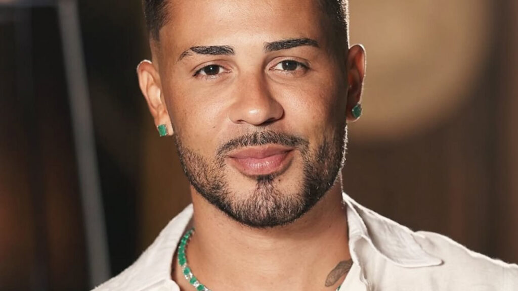 O influenciador digital **Carlinhos Maia** recentemente compartilhou com seus seguidores nas redes sociais que está se sentindo **esgotado**. Em resposta a uma pergunta de um seguidor, ele expressou seu cansaço e revelou ter tomado uma decisão importante sobre o futuro do seu reality show, o **Rancho do Maia**. Segundo a publicação, Carlinhos afirmou que o esgotamento é resultado da intensa rotina de gravações e compromissos profissionais, que têm demandado muito de sua energia e tempo. O **Rancho do Maia**, que tem sido um projeto significativo na carreira de Carlinhos, é um reality show que acompanha a vida do influenciador e de seus convidados em um ambiente rural. A proposta do programa é mostrar o dia a dia de forma descontraída e autêntica, algo que tem atraído um grande público. No entanto, segundo o site, Carlinhos revelou que, devido ao seu estado de esgotamento, ele decidiu fazer uma pausa nas gravações do reality. Essa decisão foi tomada para que ele possa se recuperar e cuidar melhor de sua saúde mental e física, aspectos que ele considera fundamentais para continuar entregando conteúdo de qualidade aos seus seguidores. A decisão de Carlinhos Maia reflete uma tendência crescente entre influenciadores e personalidades públicas de priorizar o bem-estar pessoal em meio às demandas profissionais. Segundo a publicação, o influenciador destacou a importância de reconhecer os próprios limites e de saber quando é necessário parar para recarregar as energias. Ele enfatizou que, apesar do sucesso do **Rancho do Maia**, sua saúde e bem-estar são prioridades. Essa atitude tem sido vista como um exemplo positivo para muitos de seus seguidores, que também enfrentam desafios semelhantes em suas vidas cotidianas.