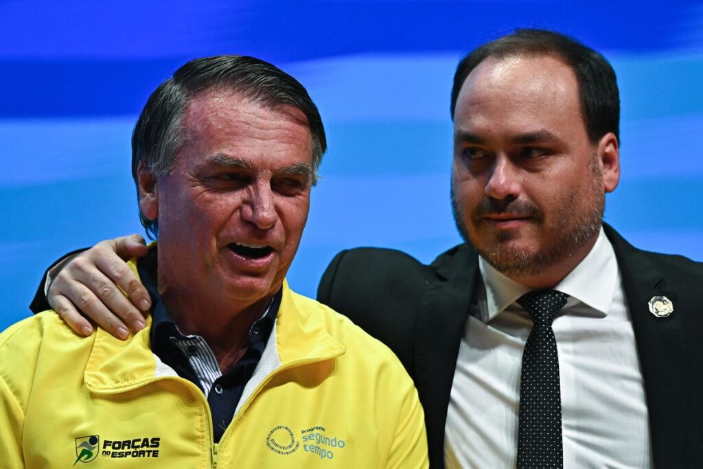 Carlos Bolsonaro relatou que encontrou seu pai, o ex-presidente Jair Bolsonaro, em um estado "apagado" devido ao uso de **medicamentos**. De acordo com a publicação, Jair Bolsonaro está internado em uma unidade semi-intensiva e está passando por um tratamento com **antibióticos**. Essa situação ocorreu após complicações de saúde que exigiram cuidados médicos mais intensivos. O uso de medicamentos fortes pode causar efeitos colaterais significativos, como sonolência e letargia, o que pode explicar o estado em que Carlos encontrou seu pai. Segundo o site, apesar do estado inicial preocupante, o boletim médico mais recente indica uma **melhora** no quadro de saúde de Jair Bolsonaro. A equipe médica responsável pelo tratamento está monitorando de perto sua recuperação, ajustando a medicação conforme necessário para garantir que ele receba o cuidado adequado. O tratamento com antibióticos é uma parte crucial do processo, especialmente se houver uma infecção que precise ser controlada para evitar complicações adicionais. A situação de saúde de Jair Bolsonaro tem sido acompanhada de perto por seus familiares e apoiadores. A presença de Carlos Bolsonaro ao lado do pai durante esse período delicado destaca a importância do apoio familiar em momentos de crise de saúde. Conforme relatado, a expectativa é que, com o tratamento contínuo e os cuidados médicos adequados, Jair Bolsonaro continue a apresentar sinais de melhora, permitindo uma recuperação completa e segura.