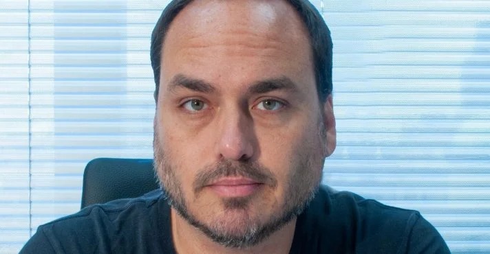 O ex-vereador **Carlos Bolsonaro** (PL) fez declarações contundentes sobre as supostas conexões entre o **Banco Master** e o **Partido dos Trabalhadores (PT)**. Em uma publicação recente, Carlos Bolsonaro destacou que existem "ligações umbilicais" entre a instituição financeira e o governo da Bahia, liderado por **Jerônimo Rodrigues** (PT). Ele criticou as tentativas de associar o banco a setores da direita, afirmando que, na verdade, há vínculos diretos com figuras do atual sistema governamental, que é alinhado ao PT. Essa afirmação surge em meio a revelações sobre pagamentos significativos do governo baiano ao Banco Master, o que levanta questões sobre a natureza dessas transações e suas implicações políticas. Segundo a publicação na **Revista Oeste**, as declarações de Carlos Bolsonaro trazem à tona um debate sobre a transparência e a integridade das relações financeiras entre governos estaduais e instituições bancárias. O ex-vereador sugere que essas conexões financeiras podem influenciar decisões políticas e administrativas, criando um cenário onde interesses partidários se sobrepõem ao interesse público. A crítica de Carlos Bolsonaro se concentra na falta de clareza sobre os critérios que orientam essas transações e a necessidade de uma investigação mais aprofundada para esclarecer a situação. O contexto político em que essas declarações foram feitas é marcado por uma polarização crescente, onde acusações de favorecimento e corrupção são frequentemente levantadas. A alegação de Carlos Bolsonaro sobre as "ligações umbilicais" entre o Banco Master e o PT reflete essa tensão e destaca a importância de uma vigilância contínua sobre as relações entre o setor público e privado. A transparência e a responsabilidade são essenciais para garantir que as ações governamentais sejam conduzidas de maneira ética e em benefício da sociedade como um todo.