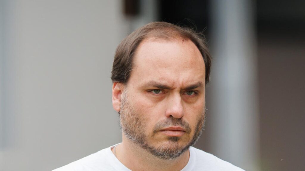 Carlos Bolsonaro, filho do ex-presidente Jair Bolsonaro, afirmou que seu pai está **"inchado"** e irritado, destacando a gravidade da situação de saúde do ex-mandatário. Segundo a publicação, Carlos enfatizou que, se o atendimento médico tivesse demorado mais, a vida de Bolsonaro poderia ter sido colocada em risco. Essa declaração ressalta a preocupação da família com o estado de saúde do ex-presidente, que já enfrentou diversas complicações médicas nos últimos anos. A condição de saúde de Jair Bolsonaro tem sido um tema recorrente desde que ele sofreu um atentado em 2018, durante a campanha presidencial. Desde então, Bolsonaro passou por várias cirurgias e internações, o que gerou preocupação constante entre seus familiares e apoiadores. Segundo o site, Carlos defende que seu pai receba **prisão domiciliar** como medida para preservar sua vida, sugerindo que o ambiente carcerário poderia agravar ainda mais seu estado de saúde. Essa proposta reflete a tensão entre as necessidades médicas de Bolsonaro e as questões legais que ele enfrenta. A defesa da prisão domiciliar para Jair Bolsonaro levanta questões sobre a interseção entre saúde e justiça. Segundo a publicação, a família argumenta que, dadas as condições médicas do ex-presidente, seria mais seguro e adequado que ele cumprisse qualquer medida restritiva em casa, onde poderia receber cuidados médicos apropriados. Essa situação destaca a complexidade de equilibrar a aplicação da lei com a necessidade de garantir o bem-estar físico dos indivíduos, especialmente quando se trata de figuras públicas de alto perfil como Bolsonaro.