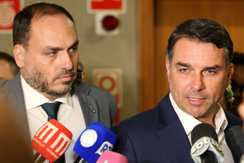 O vereador **Carlos Bolsonaro**, conhecido como Carluxo, expressou sua insatisfação com o que chamou de "narrativa canalha" criada pela "velha imprensa" e por "mídias independentes". A crítica surgiu após a divulgação de imagens de seu irmão, **Flávio Bolsonaro**, dançando em um evento. O contexto que gerou a controvérsia foi o fato de que, no mesmo período, o ex-presidente **Jair Bolsonaro** estava internado, o que, segundo Carlos, foi utilizado para construir uma narrativa negativa em torno de sua família. Segundo a publicação, Carlos Bolsonaro acusou esses veículos de comunicação de distorcerem os fatos para prejudicar a imagem de sua família. Ele argumentou que a cobertura midiática foi tendenciosa e desproporcional, enfatizando que a dança de Flávio não deveria ser associada ao estado de saúde de Jair Bolsonaro. Para Carlos, a intenção por trás dessas reportagens seria criar uma percepção pública desfavorável, manipulando informações para alimentar uma narrativa que ele considera injusta e maliciosa. A reação de Carlos Bolsonaro reflete uma tensão contínua entre a família Bolsonaro e certos segmentos da mídia. Essa relação conflituosa tem sido marcada por acusações mútuas de desinformação e manipulação. No caso específico da dança de Flávio, Carlos defende que a cobertura foi um exemplo claro de como a mídia pode influenciar a opinião pública ao destacar eventos de maneira seletiva e sensacionalista. Ele reafirma a necessidade de um olhar crítico sobre as informações divulgadas, sugerindo que o público deve estar atento às intenções por trás das manchetes e reportagens.