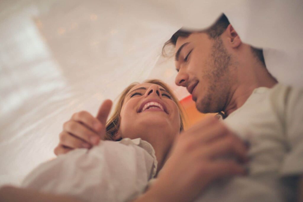 Casais verdadeiramente **felizes** tendem a não expor seus **relacionamentos** nas redes sociais. Eles preferem viver o momento presente, conscientes de que cada instante é precioso e irrepetível. Essa escolha reflete uma compreensão profunda de que grandes amores são para ser vividos intensamente, e não necessariamente comentados ou exibidos para o mundo virtual. A decisão de manter a vida amorosa fora das redes sociais não significa que esses casais não valorizem ou celebrem seu relacionamento. Pelo contrário, eles reconhecem que a intimidade e a conexão genuína são nutridas longe dos olhares públicos. Ao evitar a exposição excessiva, eles protegem a privacidade e a autenticidade de sua relação, criando um espaço seguro onde podem ser verdadeiramente eles mesmos. Além disso, casais que não compartilham detalhes de seu relacionamento online frequentemente demonstram uma confiança mútua sólida. Eles não sentem a necessidade de buscar validação externa ou aprovação de terceiros. Essa confiança é um pilar fundamental para qualquer relacionamento saudável, permitindo que ambos os parceiros se sintam seguros e apoiados. Outro aspecto importante é que esses casais estão mais focados em construir memórias significativas juntos, em vez de se preocuparem em capturar e compartilhar cada momento. Eles entendem que a qualidade do tempo passado juntos é mais valiosa do que a quantidade de curtidas ou comentários que uma postagem pode receber. Essa abordagem promove uma conexão mais profunda e autêntica, baseada em experiências compartilhadas e não em aparências. A escolha de não falar sobre o relacionamento nas redes sociais também pode ajudar a evitar comparações desnecessárias. Em um mundo onde a vida de outras pessoas é constantemente exibida online, é fácil cair na armadilha de comparar seu relacionamento com o de outros. Casais que mantêm sua vida amorosa privada estão menos propensos a se envolverem em comparações prejudiciais, permitindo que se concentrem no que realmente importa: a felicidade e o bem-estar mútuo. Além disso, a ausência de postagens sobre o relacionamento pode reduzir a pressão para manter uma imagem perfeita. Quando um casal não sente a necessidade de provar algo para os outros, eles podem se concentrar em resolver problemas e crescer juntos de maneira genuína. Isso cria um ambiente onde ambos os parceiros se sentem livres para serem autênticos, sem medo de julgamentos externos. Em resumo, casais felizes que optam por não falar de seu relacionamento nas redes sociais estão priorizando a qualidade de sua conexão e a intimidade que compartilham. Eles entendem que o amor verdadeiro é vivido no dia a dia, nas pequenas coisas e nos momentos que não precisam ser exibidos para o mundo. Ao proteger sua privacidade, eles estão, na verdade, fortalecendo os laços que os unem, criando uma base sólida para um relacionamento duradouro e significativo.