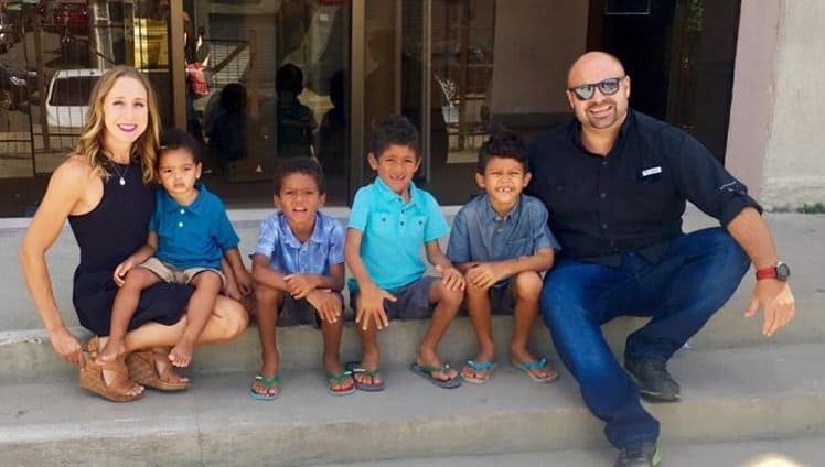 A **adoção** é um gesto de amor e transformação que pode mudar vidas de maneira profunda e significativa. Quando um casal decide adotar, eles não apenas oferecem um lar, mas também a oportunidade de um futuro melhor para crianças que, de outra forma, poderiam enfrentar um caminho incerto. Foi exatamente isso que um casal americano, **Brandon e Jennifer Pratt**, fez ao adotar quatro irmãos de Pernambuco, no Brasil, garantindo que eles não fossem separados. Brandon e Jennifer, residentes de Iowa, nos Estados Unidos, tomaram a decisão de adotar não apenas uma, mas quatro crianças, unidas por laços de sangue e pela necessidade de permanecerem juntas. A história desses irmãos é um exemplo tocante de como a adoção pode ser uma solução poderosa para manter famílias unidas, mesmo diante de circunstâncias difíceis. A realidade de muitas crianças em abrigos é marcada pela incerteza e pela espera por um lar definitivo. No caso desses quatro irmãos pernambucanos, a possibilidade de serem separados era real e iminente. A separação de irmãos em processos de adoção é uma preocupação constante, pois pode causar traumas emocionais profundos e duradouros. Manter os irmãos juntos foi uma prioridade para os Pratts, que entenderam a importância dos laços familiares e o impacto que a separação poderia ter no desenvolvimento emocional e psicológico das crianças. A decisão de adotar quatro crianças de uma só vez não é comum e exige um compromisso significativo. Brandon e Jennifer Pratt demonstraram coragem e determinação ao enfrentar os desafios logísticos, emocionais e financeiros que acompanham uma adoção internacional de múltiplos irmãos. Eles se prepararam para oferecer não apenas um lar, mas também amor, educação e estabilidade, elementos essenciais para o desenvolvimento saudável de qualquer criança. O processo de adoção internacional pode ser complexo e demorado, envolvendo questões legais e burocráticas tanto no país de origem das crianças quanto no país adotante. No entanto, para os Pratts, o desejo de manter os irmãos juntos superou qualquer obstáculo. Eles se dedicaram a entender e respeitar a cultura de origem das crianças, integrando elementos dessa cultura em suas vidas diárias para que os irmãos pudessem manter uma conexão com suas raízes brasileiras. A história de Brandon e Jennifer Pratt e dos quatro irmãos pernambucanos é um exemplo inspirador de como a adoção pode ser uma força para o bem. Ela destaca a importância de considerar o bem-estar emocional das crianças e a necessidade de políticas que incentivem a adoção de grupos de irmãos, evitando separações traumáticas. Além disso, essa história ressalta o papel vital que a empatia e a compaixão desempenham em transformar vidas e criar novas famílias. Em resumo, a adoção de quatro irmãos de Pernambuco por um casal americano é uma narrativa poderosa de amor, compromisso e transformação. Ela nos lembra que, embora a adoção possa apresentar desafios, as recompensas de proporcionar um lar amoroso e estável para crianças em necessidade são incomensuráveis. A história dos Pratts e dos irmãos pernambucanos serve como um farol de esperança e inspiração para outros que consideram a adoção como um caminho para formar ou expandir suas famílias.