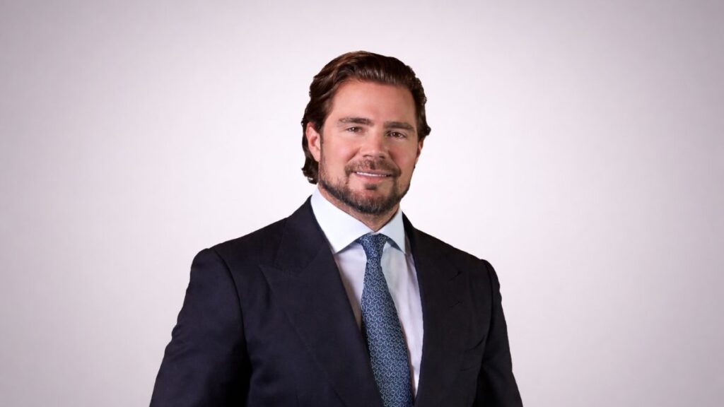 O **Caso Banco Master** está prestes a entrar em uma nova fase com a aproximação do primeiro depoimento de **Vorcaro** à **Polícia Federal**. Este momento é crucial, pois marca o início da possível entrega de informações e documentos relacionados às fraudes que estão sendo investigadas. A expectativa em torno deste depoimento é alta, uma vez que pode trazer à tona detalhes importantes sobre o esquema que está sob escrutínio. O **Banco Master** tem sido alvo de investigações devido a suspeitas de fraudes financeiras que envolvem operações complexas e movimentações de grandes somas de dinheiro. As autoridades estão focadas em desvendar a extensão dessas atividades ilícitas e identificar todos os envolvidos. Neste contexto, o depoimento de Vorcaro é visto como uma peça-chave para o avanço das investigações. Vorcaro, cuja identidade completa e papel exato no esquema ainda não foram totalmente divulgados, é considerado um dos principais elos na cadeia de eventos que levaram à investigação do Banco Master. Sua colaboração com a **Polícia Federal** pode fornecer insights valiosos sobre como as fraudes foram arquitetadas e executadas. Além disso, espera-se que ele apresente documentos que possam corroborar as alegações de irregularidades financeiras. A investigação do **Caso Banco Master** é complexa e envolve múltiplas camadas de análise. As autoridades estão examinando transações financeiras suspeitas, contratos e comunicações internas que possam indicar práticas fraudulentas. A colaboração de Vorcaro é vista como um potencial divisor de águas, pois ele pode confirmar ou refutar hipóteses levantadas pelos investigadores até o momento. O impacto deste caso vai além das paredes do Banco Master. Ele levanta questões sobre a integridade do sistema financeiro e a eficácia dos mecanismos de controle e supervisão. As revelações que podem surgir do depoimento de Vorcaro têm o potencial de influenciar futuras regulamentações e políticas de compliance no setor bancário. A expectativa é que, com o avanço das investigações, novas informações venham à tona, ajudando a esclarecer o escopo das fraudes e a identificar todos os responsáveis. O depoimento de Vorcaro é apenas o começo de um processo que pode se estender por meses, ou até anos, dependendo da complexidade das descobertas e da cooperação dos envolvidos. Em resumo, o **Caso Banco Master** e o depoimento iminente de Vorcaro à **Polícia Federal** representam um momento crítico na busca por justiça e transparência no setor financeiro. A entrega de informações e documentos pode ser um passo decisivo para desmantelar o esquema fraudulento e restaurar a confiança no sistema bancário. As próximas semanas serão fundamentais para determinar o rumo das investigações e o impacto que terão no cenário econômico e jurídico do país.