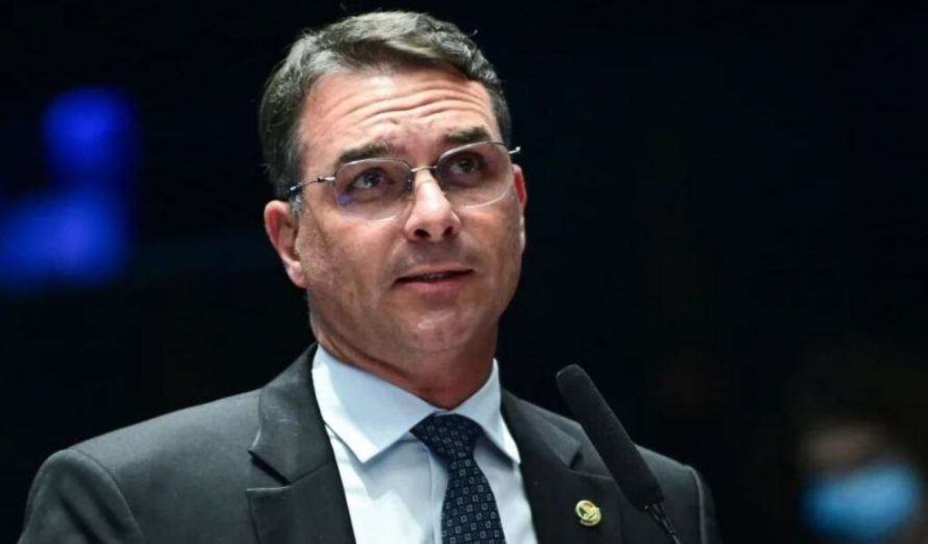 Na manhã de quinta-feira (19), o senador **Flávio Bolsonaro** chegou a um hotel na Zona Sul do Rio de Janeiro no mesmo momento em que o ator **Lázaro Ramos**. Segundo a publicação do Jornal da Cidade Online, o ator estava no local para participar de uma coletiva de imprensa. A presença simultânea dos dois no hotel gerou especulações, principalmente devido às suas conhecidas posições políticas divergentes. Enquanto Flávio Bolsonaro é uma figura proeminente da direita brasileira, Lázaro Ramos é frequentemente associado a posições mais à esquerda no espectro político. De acordo com o site, a decisão de Flávio Bolsonaro de evitar um encontro com Lázaro Ramos foi vista como uma medida **cautelosa**. Essa atitude pode ser interpretada como uma estratégia para evitar qualquer tipo de confronto ou situação embaraçosa que pudesse ser explorada pela mídia. Em um cenário político polarizado, encontros entre figuras públicas de lados opostos podem gerar repercussões significativas, tanto na imprensa quanto nas redes sociais. Portanto, a escolha de Flávio de não interagir com o ator pode ser entendida como uma forma de manter o foco em suas atividades políticas sem desviar a atenção para questões pessoais ou ideológicas. A presença de Lázaro Ramos no hotel para uma coletiva de imprensa também destaca a importância de eventos culturais e artísticos como plataformas de expressão política. Segundo o site, o ator é conhecido por usar sua visibilidade para discutir temas sociais e políticos, o que reforça sua imagem como um **ator engajado**. A escolha de Flávio Bolsonaro de evitar o encontro pode, portanto, ser vista como uma tentativa de minimizar qualquer associação ou confronto direto com discursos que possam divergir dos seus. Em um ambiente onde a política e a cultura frequentemente se entrelaçam, as decisões de figuras públicas como Flávio e Lázaro são cuidadosamente observadas e analisadas por seus impactos potenciais.
