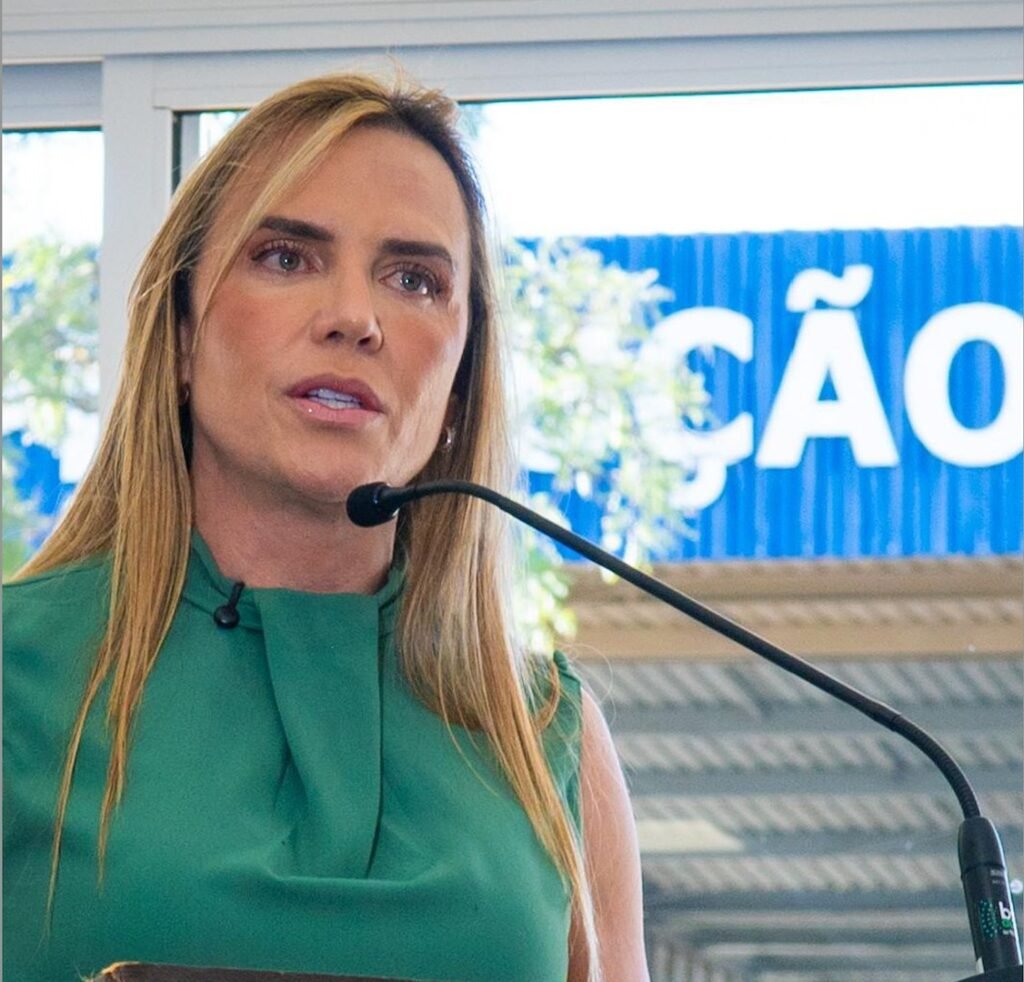 **Por que a festa de aniversário de Brasília foi cancelada?** A nova governadora do Distrito Federal, **Celina Leão**, anunciou o cancelamento das comemorações do aniversário de Brasília, que seriam realizadas em 21 de abril. O evento, que estava orçado em **R$ 25 milhões**, foi cancelado com o objetivo de redirecionar os recursos para a área da saúde. Segundo a publicação, essa decisão foi comunicada durante a cerimônia de posse de Celina, que assumiu o comando do Palácio do Buriti, substituindo Ibaneis Rocha. **Qual foi a justificativa para o cancelamento do evento?** De acordo com o despacho oficial publicado em uma edição extra do **Diário Oficial do Distrito Federal (DODF)**, a governadora rejeitou o crédito suplementar solicitado pela Secretaria de Turismo para a realização da festa. O documento justificou a negativa apontando que o pedido não indicava uma fonte de financiamento apta a cobrir a despesa, o que estaria em desconformidade com o artigo 43 da Lei Federal nº 4.320/1964. Além disso, o texto destacou que o atual cenário fiscal do Distrito Federal exige uma "observância rigorosa dos princípios da responsabilidade na gestão fiscal". **O que será feito com os recursos inicialmente destinados à festa?** Os **R$ 25 milhões** que seriam utilizados para as comemorações serão redirecionados para reforçar a área da saúde. Em paralelo ao cancelamento do evento, o governo do Distrito Federal iniciou um processo administrativo para a contratação temporária de **130 médicos**, com previsão de formação de cadastro de reserva. As vagas são exclusivas para a especialidade de **Medicina de Família e Comunidade**, e a condução do processo seletivo simplificado ficará a cargo da Secretaria de Estado de Saúde. **As tradições do aniversário de Brasília serão mantidas?** Apesar do cancelamento dos espetáculos e eventos de grande porte financiados pelo governo, Celina Leão afirmou que as tradições do aniversário de Brasília não serão esquecidas. A missa na **Catedral** e a **Maratona Brasília** estão mantidas, garantindo que a data não passe em branco para os moradores da capital federal. **Qual é a importância dessa decisão para a gestão pública?** A decisão de cancelar a festa e redirecionar os recursos para a saúde reflete uma prioridade na manutenção de serviços públicos essenciais. Segundo a governadora, é fundamental que a gestão pública priorize áreas críticas, como a saúde, especialmente em um cenário fiscal desafiador. Essa medida demonstra um compromisso com a responsabilidade fiscal e com a melhoria dos serviços oferecidos à população. **Como a população reagiu ao cancelamento da festa?** Embora a publicação não detalhe a reação da população, é possível inferir que a decisão pode ter gerado opiniões divididas. Por um lado, há aqueles que valorizam a priorização da saúde e a responsabilidade fiscal. Por outro, alguns podem sentir falta das comemorações tradicionais que marcam o aniversário da cidade. No entanto, a manutenção de eventos simbólicos, como a missa e a maratona, pode ajudar a equilibrar essas percepções. **Quais são os próximos passos do governo do Distrito Federal?** Com a oficialização do cancelamento e o redirecionamento dos recursos, o governo do Distrito Federal deve focar na execução do processo seletivo para a contratação dos médicos e na implementação de melhorias na área da saúde. A expectativa é que essas ações contribuam para um atendimento mais eficiente e de qualidade à população, alinhando-se aos princípios de responsabilidade e gestão fiscal defendidos pela governadora Celina Leão.