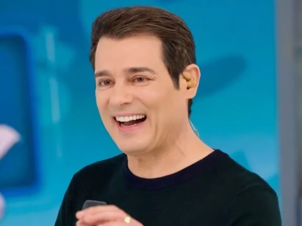 O apresentador **Celso Portiolli**, conhecido por comandar o programa **Domingo Legal**, manifestou seu apoio ao colega de emissora **Ratinho** após uma polêmica envolvendo a vereadora **Erika Hilton**. Segundo a publicação do Observatório dos Famosos, a controvérsia surgiu após declarações feitas por Ratinho que geraram repercussão negativa e críticas por parte de diversos setores da sociedade. Portiolli, ao demonstrar solidariedade, destacou a importância de manter a união e o respeito entre os profissionais da televisão, especialmente em momentos de crise e desentendimento público. A polêmica teve início quando Ratinho fez comentários considerados ofensivos durante seu programa, o que levou a vereadora Erika Hilton a se manifestar publicamente contra as declarações. De acordo com o Observatório dos Famosos, Hilton, que é uma figura proeminente na defesa dos direitos humanos e da comunidade LGBTQIA+, expressou seu descontentamento e exigiu retratações. A situação rapidamente ganhou destaque na mídia, gerando debates sobre liberdade de expressão e responsabilidade no uso dos meios de comunicação. Nesse contexto, o apoio de Portiolli a Ratinho foi visto como um gesto de camaradagem e lealdade entre colegas de trabalho. Além de Celso Portiolli, outros profissionais do meio televisivo também se posicionaram sobre o incidente, refletindo a complexidade das relações interpessoais e profissionais no ambiente midiático. Segundo o site, a situação evidenciou a necessidade de um diálogo mais aberto e construtivo sobre os limites da comunicação e o impacto das palavras no público. A emissora, por sua vez, ainda não se pronunciou oficialmente sobre o ocorrido, mas a expectativa é que medidas sejam tomadas para evitar futuros desentendimentos e promover um ambiente de trabalho mais harmônico e respeitoso.