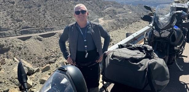 Quem foi Marcio Vaccaro e qual sua importância? Marcio Vaccaro era o CEO do Vaccaro Group, um conglomerado de Santa Catarina. Ele era conhecido por seu trabalho e contribuição significativa para o desenvolvimento urbano e social da região. Como ocorreu o acidente que vitimou Marcio Vaccaro? O acidente ocorreu durante um passeio de moto na Argentina. Informações indicam que houve uma colisão frontal entre a motocicleta de alta cilindrada de Marcio e um caminhão. Quais foram as reações das empresas do conglomerado? A Rafitec lamentou a morte, destacando a trajetória de trabalho e propósito de Marcio. A Nutrata afirmou que seu legado permanecerá como referência e inspiração. Qual foi a reação da Chapecoense à morte de Marcio Vaccaro? A Chapecoense divulgou uma nota de pesar, destacando Marcio como um visionário e líder respeitado, que contribuiu significativamente para o desenvolvimento econômico do oeste catarinense. Quais setores o Vaccaro Group abrange? O conglomerado atua em agronegócio, indústria, urbanismo e nutrição, com empresas como Rafitec, Nutrata, Vaccaro Urbanismo e o shopping Pulse Open Mall. Há informações sobre o estado de saúde do caminhoneiro envolvido? Até o momento, não foram divulgadas informações sobre o estado de saúde do caminhoneiro envolvido no acidente. O que se sabe sobre o translado do corpo e o velório? Ainda não há informações disponíveis sobre o translado do corpo de Marcio Vaccaro ou sobre os detalhes do velório. Qual é o impacto da morte de Marcio Vaccaro para o Vaccaro Group? A morte de Marcio Vaccaro representa uma perda significativa para o conglomerado, dado seu papel de liderança e visão estratégica para o desenvolvimento das empresas. Como a comunidade de Xanxerê reagiu à notícia? A Prefeitura de Xanxerê divulgou a informação do falecimento, refletindo a importância de Marcio Vaccaro para a comunidade local. Quais são as expectativas para o futuro do Vaccaro Group após essa perda? Espera-se que o legado de Marcio Vaccaro continue a inspirar e guiar o conglomerado, embora a transição de liderança possa trazer desafios. Por que Marcio Vaccaro era considerado um líder visionário? Ele era visto como visionário por sua capacidade de impulsionar o desenvolvimento econômico e social da região, além de sua liderança respeitada no setor empresarial. Qual é o legado deixado por Marcio Vaccaro? Seu legado inclui contribuições significativas para o desenvolvimento urbano e social, além de uma trajetória marcada por trabalho e propósito. Como a morte de Marcio Vaccaro pode afetar o desenvolvimento econômico da região? Sua morte pode impactar o desenvolvimento econômico, dada sua influência e liderança, mas o legado e estrutura do conglomerado podem mitigar efeitos negativos. O que torna o Vaccaro Group um conglomerado relevante em Santa Catarina? Sua atuação diversificada em setores estratégicos como agronegócio, indústria e urbanismo, além de sua contribuição para o desenvolvimento regional, tornam o conglomerado relevante. Como a trajetória de Marcio Vaccaro influenciou o crescimento do Vaccaro Group? Sua visão estratégica e liderança foram fundamentais para o crescimento e diversificação do conglomerado, consolidando sua presença em setores chave.