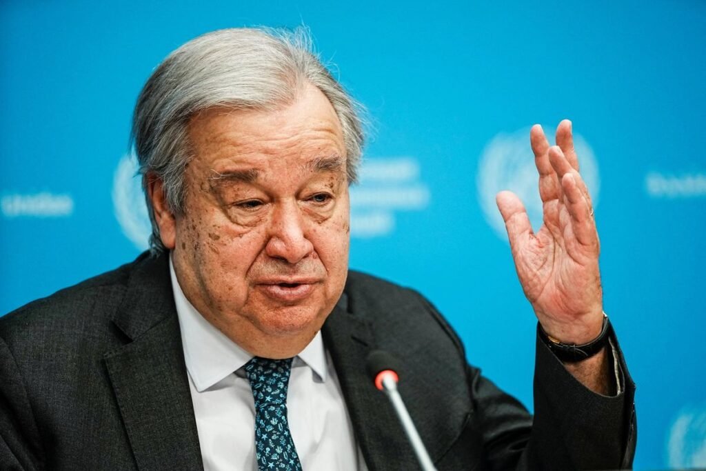 O secretário-geral da **Organização das Nações Unidas (ONU)**, António Guterres, expressou profunda preocupação com o conflito em andamento no Oriente Médio, afirmando que a guerra no **Irã** foi "longe demais". Segundo a publicação, Guterres destacou que a luta ultrapassou limites que até os líderes das nações envolvidas consideravam inimagináveis. Ele fez um apelo direto aos **Estados Unidos** e a **Israel**, cujos ataques conjuntos no mês passado desencadearam a guerra contra o Irã, para que cessem os combates. A situação, segundo ele, está resultando em um aumento significativo do sofrimento humano, com o número de baixas civis crescendo e o impacto econômico global se tornando cada vez mais devastador. Por que Guterres está pedindo o fim dos ataques? De acordo com a publicação, o secretário-geral enfatizou que o conflito está causando um sofrimento humano profundo e que as baixas civis estão aumentando. Além disso, o impacto econômico global da guerra é cada vez mais devastador, afetando não apenas a região, mas também a economia mundial. Guterres acredita que a continuidade dos ataques só agravará a situação, levando a mais caos e destruição. Qual é a posição do Irã no conflito? Durante uma conferência na ONU, Ali Bahreini destacou que os ataques à infraestrutura civil estão empurrando a região para o caos. Guterres também dirigiu uma mensagem ao Irã, pedindo que o país pare de atacar seus vizinhos. Essa declaração sugere que o Irã também tem um papel ativo no conflito, contribuindo para a escalada da violência na região. Quais são os esforços da ONU para resolver o conflito? Guterres anunciou a nomeação de um enviado pessoal para liderar os esforços da organização mundial no conflito. Este enviado terá a tarefa de mediar entre as partes envolvidas e buscar uma solução pacífica para a crise. Além disso, Guterres mencionou que há esforços de paz em andamento, indicando que a ONU está comprometida em encontrar uma resolução diplomática para o conflito. Como o conflito está afetando a região e o mundo? O impacto do conflito no Oriente Médio é profundo e multifacetado. A destruição da infraestrutura civil está causando um caos significativo na região, afetando a vida cotidiana das pessoas e a estabilidade dos países vizinhos. Além disso, o impacto econômico global é uma preocupação crescente, com a guerra afetando o comércio internacional e os preços de commodities essenciais. A continuidade do conflito pode levar a uma crise humanitária ainda maior e a uma instabilidade econômica global. Em resumo, a declaração de António Guterres destaca a urgência de cessar os combates no Irã e buscar uma solução pacífica para o conflito. A ONU está empenhada em mediar entre as partes envolvidas e promover esforços de paz para evitar mais sofrimento humano e impactos econômicos devastadores. A situação no Oriente Médio é crítica, e a comunidade internacional deve agir rapidamente para evitar uma escalada ainda maior da violência.