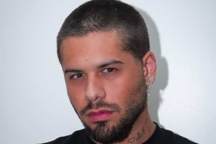 O que aconteceu com Zé Felipe que o deixou tão assustado? Zé Felipe relatou um incidente em casa que o deixou desesperado. Ele quase arrancou o próprio dedo ao tentar tirar um anel, compartilhando o momento com seus seguidores nas redes sociais. Por que Zé Felipe estava aflito com a saúde recentemente? O cantor acordou com o nariz ardendo, possivelmente devido à poeira do apartamento em São Paulo, e precisou fazer nebulização com soro antes de viajar para um show. Como Zé Felipe lidou com a indisposição que sentiu? Ele acordou indisposto, com dor de barriga, e decidiu beber bastante água e tomar um banho de mar para se renovar, brincando com a situação nas redes sociais. Qual foi a reação de Zé Felipe ao incidente com o anel? Zé Felipe ficou muito aflito e desabafou com seus seguidores, expressando o desespero que sentiu ao quase arrancar o dedo ao tentar remover o anel. Como Zé Felipe compartilha suas experiências pessoais com o público? Ele utiliza suas redes sociais, especialmente o Instagram, para desabafar e compartilhar momentos pessoais, mantendo uma conexão próxima com seus fãs.