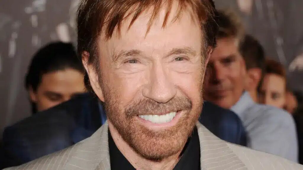 Poucos dias antes do anúncio de sua morte, **Chuck Norris**, famoso ator e artista marcial, surpreendeu seus fãs ao aparecer nas redes sociais com energia de sobra. Em um vídeo emocionante, ele compartilhou uma mensagem que tocou o coração de muitos. Segundo a publicação no site Mistérios do Mundo, essa foi a última aparição pública de Norris, que faleceu aos 86 anos. O vídeo, que rapidamente se espalhou pela internet, mostrou o ator em um momento de reflexão e gratidão, destacando a importância de viver cada dia ao máximo. No vídeo, Chuck Norris expressou sua gratidão por todos os momentos vividos e pelas pessoas que encontrou ao longo de sua vida. Ele falou sobre a importância da família, dos amigos e dos fãs, que sempre o apoiaram em sua carreira. Segundo o site Mistérios do Mundo, Norris também aproveitou para relembrar momentos marcantes de sua trajetória, tanto no cinema quanto nas artes marciais, áreas em que se destacou e conquistou uma legião de admiradores. Sua mensagem foi vista como um agradecimento e uma despedida, deixando uma marca profunda em todos que o acompanharam ao longo dos anos. A repercussão da última publicação de Chuck Norris foi imediata, com milhares de fãs e colegas de profissão prestando homenagens nas redes sociais. Segundo a publicação, muitos destacaram a influência positiva que Norris teve em suas vidas, tanto por meio de seus filmes icônicos quanto por sua filosofia de vida baseada em disciplina e determinação. A morte de Chuck Norris marca o fim de uma era, mas seu legado continuará vivo através de suas obras e das lições que deixou. A mensagem final do ator serve como um lembrete do impacto duradouro que uma vida bem vivida pode ter sobre o mundo.
