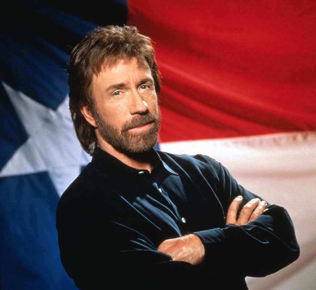 O astro de ação **Chuck Norris**, conhecido por seus papéis em filmes e séries de ação, foi internado às pressas em uma unidade de saúde na ilha de **Kauai**, no **Havaí**. Aos 86 anos, o ator foi levado para o hospital após uma emergência médica, mas, segundo a publicação da Pipoca Moderna, seu quadro é considerado estável. A notícia gerou preocupação entre os fãs do ator, que é famoso por sua robustez física e papéis icônicos em produções de ação. De acordo com o site, a internação de **Chuck Norris** ocorreu de forma inesperada, mas a equipe médica responsável pelo seu atendimento assegurou que ele está recebendo todos os cuidados necessários. A ilha de Kauai, onde o ator foi hospitalizado, é conhecida por suas paisagens paradisíacas e tranquilidade, o que contrasta com a situação de emergência vivida pelo astro. A escolha do local para tratamento pode estar relacionada à busca por um ambiente mais calmo e adequado para sua recuperação. Apesar da situação preocupante, a notícia de que o quadro de **Chuck Norris** é estável trouxe alívio para seus admiradores. O ator, que construiu uma carreira sólida no cinema e na televisão, continua sendo uma figura influente no gênero de ação. Sua internação no Havaí destaca a importância de cuidados médicos adequados, especialmente para indivíduos na faixa etária de Norris. A expectativa é que ele se recupere rapidamente e possa retornar à sua rotina habitual, mantendo o legado que construiu ao longo de décadas de trabalho no entretenimento.