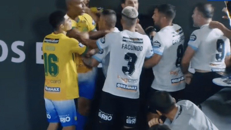 O **Desafio Internacional de Showbol** entre **Brasil e Argentina** ocorrido na última terça-feira (24) foi marcado por momentos de tensão e confrontos físicos. Este jogo amistoso integrou a programação do **Rio FutSummit 2026**, realizado na Barra da Tijuca, no Rio de Janeiro. O evento, que prometia ser uma celebração do futebol, acabou ganhando destaque por conta dos desentendimentos entre os jogadores. Logo aos 12 minutos do primeiro tempo, um desentendimento entre **Felipe Melo**, ex-jogador de clubes como Palmeiras, Fluminense e da Seleção Brasileira, e **Héctor Canteros**, que já atuou pelo Flamengo e Chapecoense, deu início às hostilidades. A situação escalou rapidamente quando **Maicon**, ex-Grêmio, interveio na discussão, o que lhe rendeu um cartão amarelo. Este incidente inicial foi apenas o prelúdio para o que viria a seguir. Na segunda etapa do jogo, a tensão aumentou quando **Richarlyson**, que teve passagens por Atlético-MG e São Paulo, sofreu uma entrada mais dura do ex-atacante **Mariano Pavone**, conhecido por sua atuação no Estudiantes. Em resposta, Richarlyson desferiu dois socos em Pavone, o que levou à sua expulsão imediata. Segundo a publicação, jogadores de ambas as seleções rapidamente se aproximaram para conter a situação e evitar que a briga se intensificasse. Apesar dos conflitos, o Brasil conseguiu vencer a partida com um placar apertado de 12 a 10. O elenco brasileiro contou com a presença de ex-jogadores renomados, como **Romário**, **Djalminha**, **Júlio César**, **André Balada**, **Felipe Adão**, **Maicon**, **Léo Moura** e **Felipe Melo**. A presença desses atletas trouxe um toque de nostalgia e qualidade técnica ao jogo, mas também destacou a competitividade e a rivalidade histórica entre as duas seleções. O evento foi amplamente divulgado nas redes sociais, com um post compartilhado por **RomárioTV** (@romariotv_oficial) ganhando destaque. A repercussão do jogo não se limitou apenas ao resultado, mas também às discussões e aos momentos de tensão que marcaram o clássico. O **showbol**, uma variação do futebol tradicional, é conhecido por seu formato dinâmico e pela proximidade dos jogadores com o público, o que pode intensificar as emoções durante a partida. No entanto, o que deveria ser um espetáculo de habilidade e entretenimento acabou sendo ofuscado pelas brigas em campo. Este clássico entre Brasil e Argentina no showbol serve como um lembrete da intensa rivalidade entre as duas nações no mundo do futebol. Embora o esporte seja uma forma de unir pessoas e celebrar a paixão pelo jogo, eventos como este mostram que a competitividade pode, por vezes, ultrapassar os limites do fair play. Em suma, o Desafio Internacional de Showbol foi um evento que, apesar dos incidentes, destacou a habilidade e a paixão dos jogadores veteranos. A vitória do Brasil sobre a Argentina, com um placar de 12 a 10, será lembrada não apenas pelo resultado, mas também pelos momentos de tensão que marcaram o jogo.