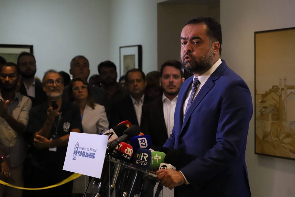 O governador do Rio de Janeiro, **Cláudio Castro**, anunciou sua renúncia ao cargo nesta segunda-feira, dia 23 de março de 2026. Em suas palavras, ele afirmou que deixa o comando do Palácio Guanabara com a "cabeça erguida". Essa decisão marca um ponto significativo na política do estado, levantando diversas questões sobre o futuro do governo e as razões por trás dessa escolha. **Por que Cláudio Castro renunciou ao governo do Rio de Janeiro?** A renúncia de Cláudio Castro surpreendeu muitos, e ainda não foram divulgados detalhes específicos sobre os motivos que levaram a essa decisão. No entanto, Castro destacou que sua saída foi feita de forma consciente e com a sensação de dever cumprido. Ele enfatizou que sua gestão enfrentou desafios significativos, mas que ele acredita ter contribuído positivamente para o estado. **Qual foi o impacto da gestão de Cláudio Castro no Rio de Janeiro?** Durante seu tempo no cargo, Cláudio Castro enfrentou uma série de desafios, incluindo questões econômicas e sociais. Sua administração buscou implementar políticas para melhorar a segurança pública e promover o desenvolvimento econômico. Apesar das dificuldades, Castro afirmou que conseguiu realizar avanços importantes em várias áreas, o que lhe permite sair com a sensação de ter feito um bom trabalho. **Quem assumirá o governo do Rio de Janeiro após a renúncia de Cláudio Castro?** Com a renúncia de Cláudio Castro, o vice-governador deve assumir o cargo até que novas eleições sejam realizadas ou até o término do mandato atual. Essa transição é crucial para garantir a continuidade administrativa e a estabilidade política no estado. **Quais são os desafios futuros para o novo governador do Rio de Janeiro?** O novo governador enfrentará desafios significativos, incluindo a necessidade de manter a segurança pública, promover o desenvolvimento econômico e lidar com questões sociais complexas. A continuidade de projetos iniciados por Cláudio Castro será essencial para garantir que o estado continue avançando em direção a um futuro mais próspero. **Como a população do Rio de Janeiro reagiu à renúncia de Cláudio Castro?** A reação do público à renúncia de Cláudio Castro foi mista. Enquanto alguns expressaram apoio e gratidão por seu trabalho, outros demonstraram preocupação com o futuro do estado e a continuidade das políticas implementadas durante sua gestão. A transição de poder será um momento crítico para o estado, e a população estará atenta aos próximos passos do governo. **Quais são os próximos passos para Cláudio Castro após sua renúncia?** Após deixar o cargo, Cláudio Castro ainda não anunciou seus planos futuros. No entanto, ele afirmou que continuará a trabalhar pelo bem do estado e que está aberto a novas oportunidades que possam surgir. Sua experiência como governador pode abrir portas para outras posições de liderança no setor público ou privado. A renúncia de Cláudio Castro ao governo do Rio de Janeiro é um evento significativo na política estadual. Com a "cabeça erguida", ele deixa um legado que será avaliado nos próximos anos, enquanto o estado se prepara para enfrentar novos desafios sob a liderança de um novo governador.