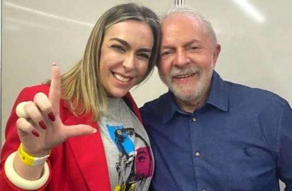 **Qual é a situação financeira de Roberta Luchsinger?** Roberta Luchsinger, conhecida por seu estilo de vida luxuoso, enfrenta uma situação financeira complicada. Segundo a publicação de Tácio Lorran no site Metrópoles, ela e suas empresas acumulam dívidas significativas, totalizando **R$ 673,9 mil**. Essas dívidas são com governos e políticos, o que coloca Roberta em uma posição delicada. **Como a vida de luxo de Roberta Luchsinger contrasta com suas dívidas?** Apesar das dívidas, Roberta Luchsinger mantém um perfil no Instagram que exibe um estilo de vida glamoroso. Ela compartilha registros de viagens pela Europa, além de roupas e bolsas de grife. Esse contraste entre a imagem pública de luxo e a realidade financeira complicada levanta questões sobre suas prioridades e gestão financeira. **Quais são as possíveis razões para as dívidas de Roberta Luchsinger?** As razões exatas para as dívidas de Roberta Luchsinger não são detalhadas na publicação, mas é possível especular que o estilo de vida extravagante e a manutenção de aparências podem ter contribuído para a situação. Além disso, a gestão financeira inadequada de suas empresas pode ser um fator significativo. **Como Roberta Luchsinger está lidando com suas dívidas?** A publicação não fornece detalhes específicos sobre como Roberta Luchsinger está lidando com suas dívidas. No entanto, o desespero mencionado no título sugere que ela está sob pressão significativa. A maneira como ela escolherá enfrentar essa situação pode incluir renegociação de dívidas, venda de ativos ou outras estratégias financeiras. **Qual é o impacto das dívidas na imagem pública de Roberta Luchsinger?** As dívidas de Roberta Luchsinger podem impactar negativamente sua imagem pública, especialmente considerando o contraste com seu estilo de vida ostentoso. A percepção pública pode ser de que há uma desconexão entre a imagem que ela projeta e sua realidade financeira. Isso pode afetar sua credibilidade e reputação, tanto pessoal quanto profissionalmente. **O que a situação de Roberta Luchsinger revela sobre a gestão financeira pessoal?** A situação de Roberta Luchsinger destaca a importância da gestão financeira responsável. Independentemente do nível de renda, é crucial manter um equilíbrio entre despesas e receitas, além de planejar para o futuro. O caso dela serve como um lembrete de que um estilo de vida luxuoso não é sustentável sem uma base financeira sólida. **Qual é a importância de reportagens como a de Tácio Lorran?** Reportagens como a de Tácio Lorran são importantes porque trazem à tona questões que podem passar despercebidas pelo público em geral. Elas oferecem um olhar crítico sobre figuras públicas e suas vidas, revelando aspectos que podem não ser aparentes à primeira vista. Além disso, essas reportagens incentivam a transparência e a responsabilidade, tanto pessoal quanto profissional. **Como a situação de Roberta Luchsinger pode evoluir no futuro?** O futuro financeiro de Roberta Luchsinger dependerá de como ela escolherá lidar com suas dívidas e gerenciar suas finanças daqui para frente. Se ela adotar medidas eficazes para resolver suas pendências financeiras, poderá recuperar sua estabilidade. No entanto, se continuar a priorizar o luxo sobre a responsabilidade financeira, pode enfrentar desafios ainda maiores. **Qual é a lição principal que podemos aprender com a situação de Roberta Luchsinger?** A principal lição da situação de Roberta Luchsinger é a importância da gestão financeira prudente. Independentemente do nível de renda ou do estilo de vida desejado, é essencial manter um controle rigoroso sobre as finanças pessoais e empresariais. Isso inclui evitar dívidas excessivas e garantir que as despesas não superem as receitas.