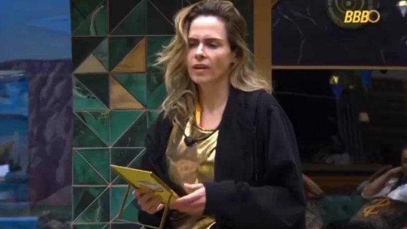 Por que Ana Paula Renault se recusou a participar da ação no BBB 26? Ana Paula Renault, Líder do BBB 26, recusou-se a participar de uma ação devido a fortes dores na coluna, resultado de uma cirurgia anterior e inflamações. Quais foram as consequências da recusa de Ana Paula? A produção do BBB suspendeu temporariamente o castigo do Monstro após a reclamação de Ana Paula e Milena sobre as condições adversas. Como a produção do BBB reagiu à situação de Ana Paula? A produção acionou um médico para atender Ana Paula, mas decidiu suspender o castigo após suas queixas sobre dores e inflamações. Qual foi a reação de Ana Paula ao castigo do Monstro? Ana Paula afirmou que não participaria da ação patrocinada, mencionando suas dores e a impossibilidade de experimentar roupas sujas. Milena também enfrentou dificuldades no castigo? Sim, Milena reclamou das condições do castigo, que incluíam restrições ao consumo de água e comida enquanto permaneciam de pé. Essa foi a primeira vez que Ana Paula reclamou de dores no programa? Não, Ana Paula já havia reclamado de dores anteriormente, como no desafio do Barrado no Baile, que exigia esforço físico intenso. Como a suspensão do castigo foi comunicada? O Big Boss anunciou: "Atenção Ana Paula e Milena, o Monstro está temporariamente suspenso", aliviando as participantes.