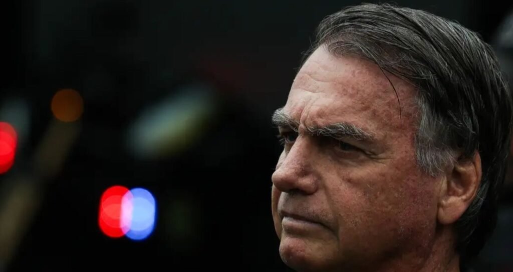 O ex-presidente **Jair Bolsonaro** foi levado a um hospital em Brasília após apresentar sintomas de **vômitos** e **calafrios**, conforme relatado por seu filho, **Flávio Bolsonaro**. Segundo a publicação do site Money Times, o incidente ocorreu em um contexto de preocupações contínuas com a saúde de Bolsonaro, que já havia enfrentado complicações médicas anteriormente. O estado de saúde do ex-presidente tem sido um ponto de atenção desde que ele deixou o cargo, com episódios recorrentes que exigem cuidados médicos. Ainda de acordo com o site, a saúde de Bolsonaro tem sido um tema de interesse público, especialmente após sua internação em várias ocasiões durante e após seu mandato presidencial. Esses episódios estão frequentemente relacionados a complicações decorrentes de uma facada que ele sofreu durante a campanha presidencial de 2018. Desde então, Bolsonaro passou por diversas cirurgias e tratamentos, o que contribui para a atenção contínua sobre seu bem-estar físico. A situação atual, marcada por sintomas como vômitos e calafrios, reforça a necessidade de monitoramento médico constante. O contexto político também adiciona uma camada de complexidade à situação. A saúde de figuras públicas como Bolsonaro pode ter implicações significativas, não apenas para suas carreiras políticas, mas também para o cenário político mais amplo. Segundo o site Money Times, a internação de Bolsonaro em Brasília ocorre em um momento em que ele continua a ser uma figura influente na política brasileira, mesmo após deixar a presidência. Assim, qualquer notícia sobre sua saúde tende a gerar interesse e especulação, tanto entre seus apoiadores quanto entre seus críticos.