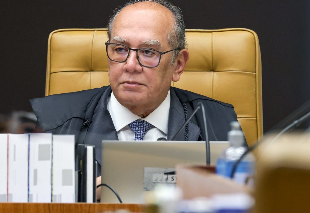 O Supremo Tribunal Federal (STF) decidiu, por **unanimidade**, manter a **prisão preventiva** de Vorcaro, proprietário do Banco Master. A decisão foi consolidada com o voto do ministro **Gilmar Mendes**, que acompanhou o relator do caso, **André Mendonça**, na última sexta-feira (20). Vorcaro está detido na Superintendência da Polícia Federal em Brasília, conforme relatado pela publicação. Esta decisão reflete a posição do STF em relação à gravidade das acusações enfrentadas por Vorcaro, reforçando a necessidade de sua permanência sob custódia enquanto as investigações prosseguem. Segundo o site, a prisão preventiva de Vorcaro é uma medida cautelar que visa garantir a ordem pública e a continuidade das investigações. O relator do caso, André Mendonça, destacou a importância de manter Vorcaro detido para evitar qualquer interferência no processo investigativo. A decisão do STF, acompanhada pelo voto de Gilmar Mendes, demonstra um consenso entre os ministros sobre a necessidade de preservar a integridade das investigações e assegurar que a justiça seja feita de maneira eficaz e imparcial. A manutenção da prisão preventiva de Vorcaro pelo STF sublinha a seriedade com que o tribunal trata casos que envolvem figuras de destaque no cenário econômico. A decisão unânime reforça a mensagem de que o sistema judiciário está comprometido com a aplicação da lei, independentemente do status ou influência dos envolvidos. Conforme a publicação, a continuidade da detenção de Vorcaro na Superintendência da PF em Brasília é um passo crucial para garantir que as investigações prossigam sem obstáculos, assegurando que todos os aspectos do caso sejam devidamente examinados e julgados.