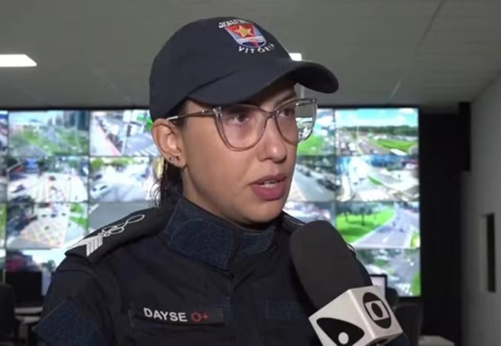 **Dayse Barbosa**, uma figura proeminente na luta contra a **violência doméstica**, foi tragicamente morta com cinco tiros na cabeça. O autor do crime foi seu namorado, um policial rodoviário federal. Dayse, que ocupava o cargo de comandante, desempenhava um papel crucial na coordenação de ações voltadas para o combate à violência doméstica em Vitória. Este incidente levanta questões importantes sobre a segurança das mulheres, mesmo aquelas que estão na linha de frente da defesa dos direitos femininos. O que levou a este trágico evento? A violência doméstica é um problema complexo e multifacetado, que pode afetar qualquer pessoa, independentemente de sua posição social ou profissional. Dayse Barbosa, apesar de sua posição de liderança e conhecimento sobre o tema, não estava imune a essa realidade. Este caso destaca a necessidade urgente de reforçar as políticas de proteção e apoio às vítimas de violência doméstica. Como Dayse Barbosa contribuía para a luta contra a violência doméstica? Como comandante, ela liderava iniciativas que visavam não apenas a proteção das vítimas, mas também a conscientização da sociedade sobre a gravidade do problema. Suas ações incluíam campanhas educativas, treinamentos para profissionais de segurança e a implementação de protocolos de atendimento às vítimas. O trabalho de Dayse era fundamental para criar um ambiente mais seguro e acolhedor para as mulheres em situação de risco. Por que a violência doméstica continua sendo um problema tão persistente? Existem diversos fatores que contribuem para a perpetuação da violência doméstica, incluindo questões culturais, sociais e econômicas. Muitas vezes, as vítimas enfrentam barreiras para denunciar seus agressores, seja por medo de retaliação, dependência financeira ou falta de apoio adequado. Além disso, a normalização da violência em algumas comunidades dificulta a identificação e a intervenção em casos de abuso. Quais são os desafios enfrentados pelas autoridades na implementação de políticas eficazes contra a violência doméstica? Um dos principais desafios é garantir que as leis existentes sejam efetivamente aplicadas e que as vítimas tenham acesso a recursos adequados. Isso inclui desde abrigos seguros até suporte psicológico e jurídico. Além disso, é crucial que haja uma formação contínua para os profissionais que lidam com esses casos, garantindo que estejam preparados para oferecer um atendimento sensível e eficaz. Como a sociedade pode contribuir para a erradicação da violência doméstica? A conscientização é um passo fundamental. Educar a população sobre os sinais de abuso e as formas de apoio disponíveis pode encorajar mais vítimas a buscarem ajuda. Além disso, é importante que todos estejam dispostos a intervir de maneira segura quando testemunharem situações de violência. A mudança cultural, onde a violência não é tolerada, é essencial para a prevenção a longo prazo. O que o caso de Dayse Barbosa nos ensina sobre a segurança das mulheres? Este caso serve como um lembrete doloroso de que a violência doméstica pode atingir qualquer pessoa, independentemente de sua força ou conhecimento. É um chamado à ação para que as políticas de proteção sejam reforçadas e que a sociedade como um todo se mobilize para apoiar as vítimas e prevenir futuros casos de violência. A morte de Dayse Barbosa é uma perda significativa na luta contra a violência doméstica. Sua dedicação e liderança deixaram um legado que deve ser honrado através da continuidade de seu trabalho e do fortalecimento das políticas de proteção às mulheres. A tragédia de sua morte deve servir como um catalisador para mudanças significativas e duradouras na forma como a sociedade lida com a violência doméstica.