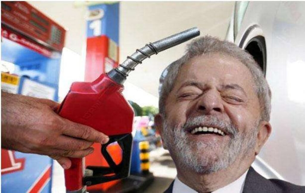 Por que os preços dos combustíveis estão subindo consecutivamente? Os preços dos combustíveis estão em alta devido a fatores internos e pressões internacionais, como tensões no Oriente Médio e aumento do preço do barril de petróleo. Qual combustível teve o maior aumento recente? O diesel S10 apresentou um dos aumentos mais expressivos, com alta semanal de 2,9% e crescimento de 24,3% desde o início do conflito no Oriente Médio. Como a alta dos combustíveis afeta diferentes regiões do Brasil? A disparidade regional é evidente, com preços variando significativamente. Em Ourinhos, SP, o diesel chegou a R$ 9,99 por litro, ilustrando distorções locais. A gasolina também está subindo? Sim, a gasolina registrou aumento, embora em ritmo mais moderado. O preço médio nacional subiu 1,9% na semana, acumulando 7,9% de alta em março. Quais são os impactos logísticos na variação dos preços? No litoral paulista, como no Guarujá, a gasolina foi encontrada por até R$ 9,39, mostrando o impacto das variações logísticas e de distribuição. O gás de cozinha também sofreu reajuste? Sim, o gás de cozinha teve reajuste de 1,9%, com o botijão de 13 quilos custando, em média, R$ 110,80, pressionando ainda mais o orçamento das famílias. Por que o preço do gás de cozinha varia tanto entre regiões? Em locais como Ilhéus, o valor chegou a R$ 150, influenciado por fatores como transporte e menor concorrência, especialmente no Nordeste. Como o cenário internacional afeta os preços dos combustíveis? A instabilidade no mercado global de petróleo, devido a tensões entre Irã, EUA e Israel, tem gerado aumentos significativos nos preços dos combustíveis. Qual é o papel do Estreito de Ormuz na crise dos combustíveis? O Estreito de Ormuz é uma rota estratégica por onde passa 20% do fluxo mundial de petróleo. Seu fechamento pelo Irã aumentou a preocupação com o abastecimento global. O que a ANP está fazendo para lidar com a alta dos combustíveis? A ANP intensificou a fiscalização, inspecionando mais de 3 mil postos e distribuidoras para assegurar o abastecimento e evitar práticas irregulares. O governo brasileiro tem alguma estratégia para enfrentar a crise? O governo Lula afirma ter estoque suficiente para atender à demanda em abril e está avançando na regulamentação do Preço de Referência para subsídios ao diesel. Como a Medida Provisória 1.340/2026 pode ajudar? A Medida Provisória estabelece diretrizes para concessão de subsídios ao diesel, o combustível mais impactado pelas oscilações do mercado internacional. Quais são as expectativas para o futuro dos preços dos combustíveis? A volatilidade nos preços deve continuar, influenciada por fatores internacionais e a resposta do governo e da ANP às mudanças no mercado.