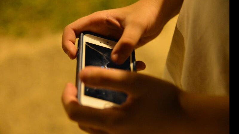 As **novas regras** para o uso de redes sociais, jogos e sites por crianças e jovens entraram em vigor, estabelecendo diretrizes mais rígidas para proteger esse público vulnerável. Segundo a publicação do TNH1, essas medidas visam garantir um ambiente digital mais seguro, limitando a exposição a conteúdos inadequados e promovendo o bem-estar dos menores de idade. As mudanças incluem a implementação de controles parentais mais eficazes, a exigência de consentimento dos responsáveis para o acesso a determinadas plataformas e a restrição de funcionalidades que possam ser prejudiciais ao desenvolvimento infantil. No contexto das redes sociais, as novas diretrizes impõem que plataformas como Facebook, Instagram e TikTok adotem mecanismos de verificação de idade mais robustos. Conforme destacado pelo TNH1, essas plataformas devem agora garantir que usuários menores de idade não tenham acesso a conteúdos impróprios e que suas informações pessoais sejam protegidas de forma mais rigorosa. Além disso, as redes sociais são incentivadas a desenvolver ferramentas que permitam aos pais monitorar e gerenciar a atividade online de seus filhos, assegurando que o tempo de uso seja adequado e que as interações sejam seguras. Em relação aos jogos e sites, as regras também se tornaram mais restritivas. Jogos online que permitem interação entre usuários devem implementar sistemas de moderação para evitar comportamentos abusivos e garantir que as interações sejam apropriadas para todas as idades. Segundo a publicação, sites que oferecem conteúdo para crianças e jovens são agora obrigados a seguir normas de publicidade mais estritas, evitando a exposição a anúncios que possam ser enganosos ou prejudiciais. Essas medidas refletem um esforço conjunto de governos, empresas de tecnologia e organizações de proteção à infância para criar um ambiente digital mais seguro e saudável para as novas gerações.