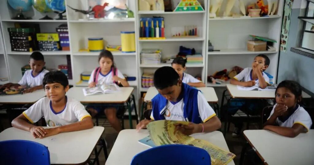 A **Comissão do Senado** está prestes a votar um novo **Plano Nacional de Educação (PNE)**, que promete definir metas cruciais para a **alfabetização**, **ensino médio** e **inclusão**. Este plano servirá como um guia essencial para os investimentos e diretrizes do setor educacional nos próximos dez anos. Mas o que exatamente isso significa para o futuro da educação no Brasil? O que é o Plano Nacional de Educação? O **Plano Nacional de Educação** é um documento estratégico que estabelece objetivos e metas para melhorar a qualidade da educação no país. Ele abrange todos os níveis de ensino, desde a educação infantil até o ensino superior, e busca garantir que todos os brasileiros tenham acesso a uma educação de qualidade. Quais são as metas para a alfabetização? A alfabetização é uma das prioridades do novo PNE. O plano propõe metas específicas para garantir que todas as crianças sejam alfabetizadas na idade certa. Isso inclui a implementação de programas de formação para professores e o desenvolvimento de materiais didáticos adequados. A ênfase está em assegurar que as crianças adquiram habilidades básicas de leitura e escrita nos primeiros anos de escolaridade. Como o plano aborda o ensino médio? O ensino médio é outro foco importante do novo PNE. O objetivo é aumentar a taxa de conclusão e melhorar a qualidade do ensino oferecido. Para isso, o plano sugere a revisão dos currículos, a ampliação do acesso a cursos técnicos e a promoção de políticas que incentivem a permanência dos alunos na escola. A ideia é preparar os jovens para o mercado de trabalho e para a vida em sociedade. O que significa inclusão no contexto do PNE? A inclusão no contexto do PNE refere-se à garantia de que todos os estudantes, independentemente de suas condições físicas, sociais ou econômicas, tenham acesso à educação. O plano propõe medidas para eliminar barreiras que impedem a participação plena de alunos com deficiência, além de promover a equidade racial e de gênero nas escolas. Isso inclui a adaptação de infraestrutura, a formação de professores para lidar com a diversidade e a implementação de políticas de combate à discriminação. Por que o PNE é importante para os investimentos em educação? O PNE serve como um norte para os investimentos em educação, orientando onde e como os recursos devem ser aplicados. Com metas claras, o governo pode direcionar seus esforços e garantir que os investimentos sejam feitos de forma eficiente e eficaz. Isso é crucial para melhorar a qualidade do ensino e garantir que todos os brasileiros tenham acesso a oportunidades educacionais justas. Como o PNE impacta as diretrizes do setor educacional? As diretrizes estabelecidas pelo PNE influenciam diretamente as políticas educacionais em todo o país. Elas orientam a elaboração de currículos, a formação de professores, a avaliação de alunos e a gestão das escolas. Ao definir metas claras, o plano ajuda a alinhar os esforços de todos os envolvidos no sistema educacional, desde gestores até professores e alunos. Qual é o papel do Senado na aprovação do PNE? O Senado desempenha um papel crucial na aprovação do PNE. A votação na **Comissão do Senado** é um passo importante para que o plano seja implementado. Os senadores analisam o documento, discutem suas propostas e fazem ajustes necessários antes de aprová-lo. Uma vez aprovado, o plano se torna uma referência oficial para a educação no Brasil. Quais são os próximos passos após a aprovação do PNE? Após a aprovação pelo Senado, o PNE será implementado em todo o país. Isso envolve a colaboração entre governos federal, estaduais e municipais, além de instituições educacionais e a sociedade civil. O sucesso do plano depende do compromisso de todos os envolvidos em trabalhar juntos para alcançar as metas estabelecidas. Em resumo, o novo **Plano Nacional de Educação** é uma ferramenta essencial para guiar o futuro da educação no Brasil. Com foco em **alfabetização**, **ensino médio** e **inclusão**, ele busca garantir que todos os brasileiros tenham acesso a uma educação de qualidade, preparando-os para os desafios do futuro.