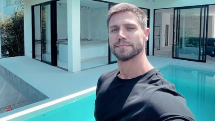 Como é a mansão de Jonas Sulzbach em Alphaville? A mansão de Jonas Sulzbach, localizada em Alphaville, é um imóvel de alto padrão com quatro andares, piscina, elevador e vista para a Mata Atlântica. Quais são os destaques da residência de Jonas Sulzbach? A casa possui uma área gourmet, academia, quatro suítes, sendo uma principal com banheira e vista panorâmica. Quando a mansão de Jonas Sulzbach foi finalizada? A construção da mansão foi concluída em 2025, durante o relacionamento de Jonas com Mari Gonzalez. Por que a localização da mansão é especial? Situada em Alphaville, a mansão está em um dos endereços mais valorizados da Grande São Paulo, oferecendo exclusividade e segurança. Como a mansão de Jonas Sulzbach reflete seu estilo de vida? Com uma estrutura luxuosa e moderna, a mansão reflete o estilo de vida sofisticado e ativo de Jonas, destacando-se pela área de lazer e conforto. Quais são os benefícios de ter um elevador na mansão? O elevador proporciona conforto e acessibilidade, facilitando a circulação entre os quatro andares da residência. Como a vista para a Mata Atlântica valoriza a mansão? A vista privilegiada para a Mata Atlântica oferece um contato direto com a natureza, aumentando a sensação de tranquilidade e exclusividade. O que torna a suíte principal especial? A suíte principal se destaca pela banheira e pela vista panorâmica, proporcionando um ambiente de relaxamento e luxo. Como a área gourmet complementa a mansão? A área gourmet é ideal para receber convidados, oferecendo um espaço sofisticado para eventos e confraternizações. Qual é o impacto da academia na rotina de Jonas Sulzbach? A academia particular permite que Jonas mantenha sua rotina de exercícios sem sair de casa, refletindo seu compromisso com a saúde e o bem-estar.