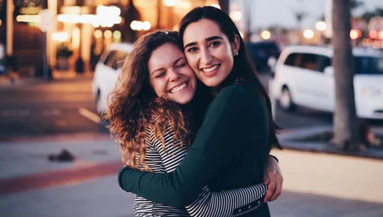 A **Lei da Atração** é um conceito poderoso que pode ser utilizado para atrair mais amigos, mesmo à medida que envelhecemos. Com o passar dos anos, é comum que desenvolvamos comportamentos ou hábitos que, sem perceber, acabam afastando as pessoas. No entanto, ao aplicar os princípios da Lei da Atração, é possível reverter essa situação e criar conexões significativas. A base da **Lei da Atração** é a ideia de que pensamentos positivos atraem experiências positivas. Portanto, para atrair mais amigos, é essencial cultivar uma mentalidade aberta e otimista. Isso começa com a autoconsciência, reconhecendo os hábitos que podem estar impedindo a formação de novas amizades. Ao identificar esses comportamentos, é possível substituí-los por atitudes mais acolhedoras e receptivas. Um dos primeiros passos é visualizar o tipo de amizades que se deseja atrair. A visualização é uma ferramenta poderosa dentro da **Lei da Atração**. Ao imaginar encontros agradáveis e interações positivas, o cérebro começa a trabalhar para transformar essas imagens em realidade. Essa prática não apenas ajuda a definir o tipo de amigos que se deseja, mas também prepara a mente para reconhecer oportunidades de conexão quando elas surgirem. Além disso, é importante alinhar os pensamentos com ações concretas. Participar de atividades sociais, grupos de interesse ou eventos comunitários pode aumentar significativamente as chances de encontrar pessoas com interesses semelhantes. A **Lei da Atração** sugere que, ao se colocar em situações onde é possível conhecer novas pessoas, a energia positiva gerada atrairá amizades genuínas. Outro aspecto crucial é a comunicação. Ser um bom ouvinte e mostrar interesse genuíno pelas histórias e experiências dos outros pode criar um ambiente de confiança e reciprocidade. A empatia e a compreensão são fundamentais para construir laços duradouros. A **Lei da Atração** enfatiza que, ao oferecer apoio e compreensão, é mais provável que se receba o mesmo em troca. A gratidão também desempenha um papel vital na aplicação da **Lei da Atração** para atrair amigos. Apreciar as amizades existentes e expressar gratidão por elas pode abrir espaço para novas conexões. A energia positiva gerada pela gratidão pode atrair pessoas que compartilham valores e interesses semelhantes. Por fim, é essencial manter a mente aberta para novas experiências e pessoas. A resistência a mudanças ou a manutenção de preconceitos pode limitar as oportunidades de fazer novas amizades. A **Lei da Atração** ensina que, ao abraçar a diversidade e estar disposto a aprender com os outros, é possível enriquecer a vida social de maneira significativa. Em resumo, a **Lei da Atração** oferece um caminho eficaz para atrair mais amigos, mesmo em fases mais avançadas da vida. Ao cultivar pensamentos positivos, visualizar amizades desejadas, participar de atividades sociais, comunicar-se com empatia e expressar gratidão, é possível criar um ambiente propício para o surgimento de novas e valiosas conexões.