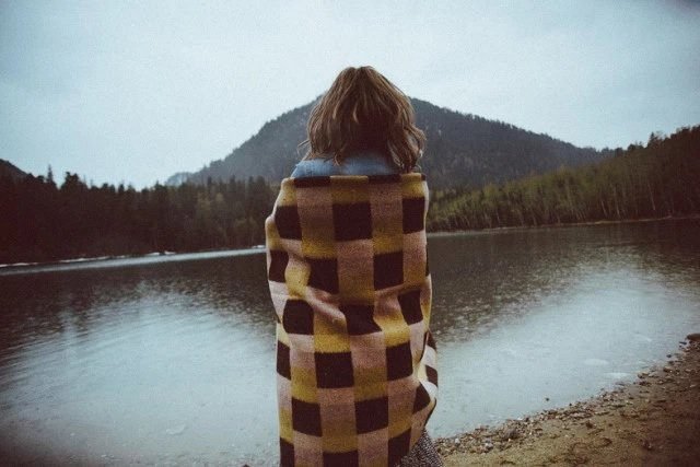 **Encontrar esperança em momentos sombrios** pode parecer uma tarefa impossível, especialmente quando sentimentos de **amargura** e **ódio** dominam o coração. Esses sentimentos negativos podem obscurecer a visão e dificultar a percepção de qualquer luz no fim do túnel. No entanto, é crucial entender que a esperança não é apenas um sentimento passivo, mas uma escolha ativa que pode ser cultivada mesmo nas circunstâncias mais desafiadoras. Um dos primeiros passos para **cultivar a esperança** é reconhecer e liberar a **agressão reprimida**. Muitas vezes, a raiva e o ressentimento são emoções que se acumulam ao longo do tempo, criando uma barreira que impede a entrada de sentimentos positivos. Encontrar maneiras saudáveis de expressar essas emoções pode ser um alívio significativo. Isso pode incluir atividades físicas, como exercícios ou esportes, que ajudam a canalizar a energia negativa de forma construtiva. Além disso, é importante praticar a **autocompaixão**. Em momentos de escuridão, é comum sermos nossos piores críticos, alimentando um ciclo de autodepreciação que só aprofunda o desespero. Aprender a ser gentil consigo mesmo, reconhecendo que todos enfrentam dificuldades e que é humano errar, pode abrir espaço para a esperança florescer. A autocompaixão envolve tratar-se com a mesma compreensão e bondade que se ofereceria a um amigo querido. Outro aspecto fundamental é a **conexão com os outros**. O isolamento pode intensificar sentimentos de desespero, enquanto a interação social pode oferecer apoio emocional e novas perspectivas. Conversar com amigos, familiares ou até mesmo buscar grupos de apoio pode proporcionar um senso de pertencimento e compreensão. Compartilhar experiências e ouvir as histórias dos outros pode ser uma fonte poderosa de inspiração e esperança. A prática da **gratidão** também desempenha um papel vital na construção da esperança. Mesmo em tempos difíceis, há sempre algo pelo qual ser grato, seja uma pequena conquista, um momento de beleza na natureza ou um gesto de bondade de alguém. Manter um diário de gratidão pode ajudar a mudar o foco dos problemas para as bênçãos, por menores que sejam, e isso pode alimentar uma mentalidade mais positiva e esperançosa. Além disso, estabelecer **metas realistas** e dar pequenos passos em direção a elas pode restaurar o senso de controle e propósito. Quando a vida parece esmagadora, dividir objetivos maiores em tarefas menores e alcançáveis pode tornar o caminho mais gerenciável e menos intimidante. Cada pequeno sucesso pode servir como um lembrete de que o progresso é possível, mesmo que lento. Por fim, é essencial lembrar que a esperança é uma jornada, não um destino. Haverá altos e baixos, mas cada esforço para nutrir a esperança é um passo em direção a uma vida mais plena e significativa. A esperança pode ser encontrada nos lugares mais inesperados, e ao escolher cultivá-la, mesmo nos momentos mais sombrios, abre-se a porta para novas possibilidades e um futuro mais brilhante.