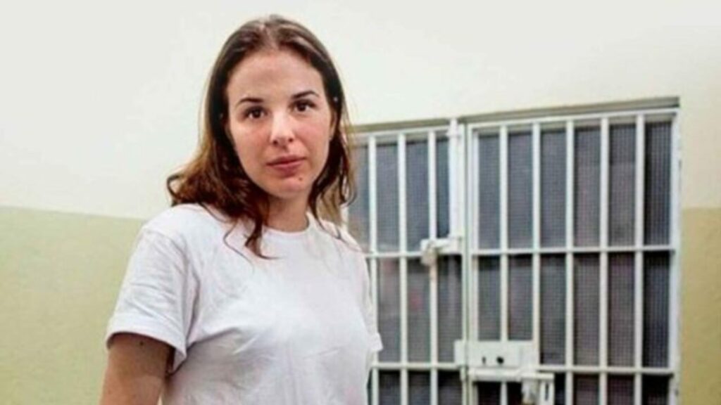 A **herança milionária do tio de Suzane Von Richthofen**, o médico Miguel Abdalla Netto, está sob administração temporária de Suzane, conforme decisão da Justiça de São Paulo. Mas o que isso realmente significa? Quando a Justiça autoriza alguém a atuar como **inventariante**, essa pessoa recebe a responsabilidade de administrar os bens do falecido até que o processo de inventário seja concluído. No caso de Suzane, essa decisão judicial permite que ela gerencie os bens de seu tio enquanto o inventário está em andamento. Mas por que Suzane foi escolhida como inventariante? A escolha de um inventariante pode ser influenciada por diversos fatores, incluindo a relação de confiança com o falecido e a capacidade de gerenciar os bens de forma eficaz. No entanto, a nomeação de Suzane pode levantar questões devido ao seu histórico judicial. Mesmo assim, a Justiça considerou que ela poderia desempenhar essa função. O que implica ser um inventariante? O inventariante tem a responsabilidade de preservar o patrimônio do falecido, pagar dívidas e despesas do espólio, além de prestar contas ao juiz e aos herdeiros. É uma função que exige transparência e responsabilidade, pois qualquer má administração pode prejudicar os interesses dos herdeiros. Quais são os próximos passos no processo de inventário? Após a nomeação do inventariante, o processo de inventário segue com a avaliação dos bens, pagamento de dívidas e, finalmente, a partilha entre os herdeiros. Durante esse período, o inventariante deve garantir que os bens sejam mantidos em bom estado e que todas as obrigações financeiras sejam cumpridas. Como a decisão da Justiça impacta os herdeiros? A nomeação de Suzane como inventariante não significa que ela será a única beneficiária da herança. O inventário determinará como os bens serão divididos entre os herdeiros legítimos. A função de Suzane é temporária e focada na administração dos bens até que o processo seja concluído. Quais são os desafios enfrentados por um inventariante? Administrar um espólio pode ser complexo, especialmente quando envolve um patrimônio significativo. O inventariante deve lidar com questões legais, financeiras e, muitas vezes, emocionais. Além disso, é essencial manter uma comunicação clara com todos os herdeiros para evitar conflitos. Por que o processo de inventário é importante? O inventário é crucial para garantir que a distribuição dos bens do falecido seja feita de forma justa e legal. Sem esse processo, pode haver disputas entre herdeiros e até mesmo perda de patrimônio devido à má administração ou falta de pagamento de dívidas. Em resumo, a nomeação de Suzane Von Richthofen como inventariante do espólio de seu tio, Miguel Abdalla Netto, é uma etapa importante no processo de inventário. Embora a decisão possa ser controversa, ela segue as diretrizes legais para garantir que os bens sejam administrados adequadamente até que a partilha final seja determinada. O papel de inventariante é crucial para proteger os interesses dos herdeiros e assegurar que o patrimônio do falecido seja tratado com o devido cuidado e responsabilidade.