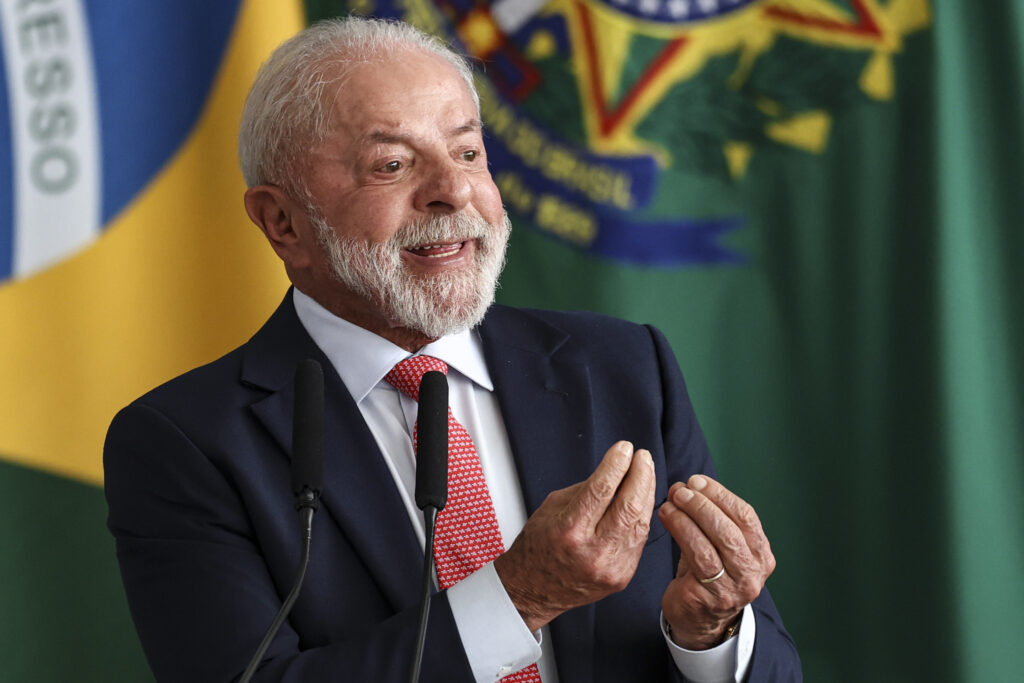 O presidente **Lula** tem adotado uma estratégia de discurso ideológico focada na "caça aos magnatas" como forma de proteger seu governo dos escândalos envolvendo o **Banco Master** e o **INSS**. Segundo a publicação, essa abordagem busca desviar a atenção das acusações e críticas, concentrando-se em uma narrativa que coloca o governo como defensor dos interesses populares contra os grandes conglomerados financeiros. Essa tática não é nova na política, mas Lula a utiliza para reforçar sua imagem de líder comprometido com a justiça social e a igualdade econômica. De acordo com o site, o escândalo do **Banco Master** envolve alegações de irregularidades financeiras que poderiam comprometer a imagem do governo federal. Ao adotar um discurso que critica os excessos e abusos dos grandes bancos e magnatas, Lula tenta criar uma cortina de fumaça que desvia o foco das investigações e das críticas diretas ao seu governo. Essa estratégia também busca mobilizar a base de apoio do presidente, que tradicionalmente vê com bons olhos a retórica de enfrentamento aos grandes interesses econômicos. Além disso, o caso do **INSS** também representa um desafio significativo para o governo. Segundo a publicação, as denúncias de corrupção e má gestão no instituto têm potencial para abalar a confiança pública na administração federal. Ao utilizar o discurso ideológico, Lula não apenas tenta minimizar o impacto desses escândalos, mas também reforça seu compromisso com a reforma e a moralização das instituições públicas. Essa abordagem visa consolidar o apoio popular e manter a estabilidade política em um momento de crise.