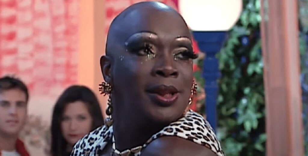 **Jorge Lafond**, conhecido por seu icônico personagem **Vera Verão**, faleceu em 11 de janeiro de 2003, aos 50 anos. Segundo a publicação do site O Segredo, a causa da morte foi um **infarto agudo do miocárdio**, seguido de uma parada cardiorrespiratória. Lafond estava internado no Hospital Estadual de São Paulo, onde havia sido admitido após sentir-se mal durante as gravações de um programa de televisão. Sua morte foi um choque para muitos fãs e colegas, que lembram dele como um artista talentoso e carismático. Nascido em 29 de março de 1952, Jorge Hilton dos Santos, mais conhecido como Jorge Lafond, teve uma carreira diversificada no mundo do entretenimento brasileiro. Ele começou sua trajetória como bailarino, mas foi como ator e comediante que alcançou grande notoriedade. Seu personagem mais famoso, **Vera Verão**, estreou no programa "A Praça é Nossa", onde Lafond conquistou o público com seu humor irreverente e sua habilidade em abordar temas sociais de forma leve e divertida. Segundo o site O Segredo, além de seu trabalho na televisão, Lafond também participou de filmes e peças de teatro, consolidando-se como uma figura importante na cultura pop brasileira. A morte de Jorge Lafond deixou uma lacuna no cenário artístico do Brasil, mas seu legado continua vivo. Ele foi pioneiro em muitos aspectos, especialmente na representação de personagens LGBTQIA+ na televisão, em uma época em que o tema ainda era considerado tabu. De acordo com o site O Segredo, sua coragem e talento abriram portas para futuras gerações de artistas. Lafond é lembrado não apenas por seu trabalho, mas também por sua personalidade vibrante e seu compromisso com a arte e a diversidade. Sua contribuição para a cultura brasileira é inegável, e sua memória continua a inspirar muitos até hoje.