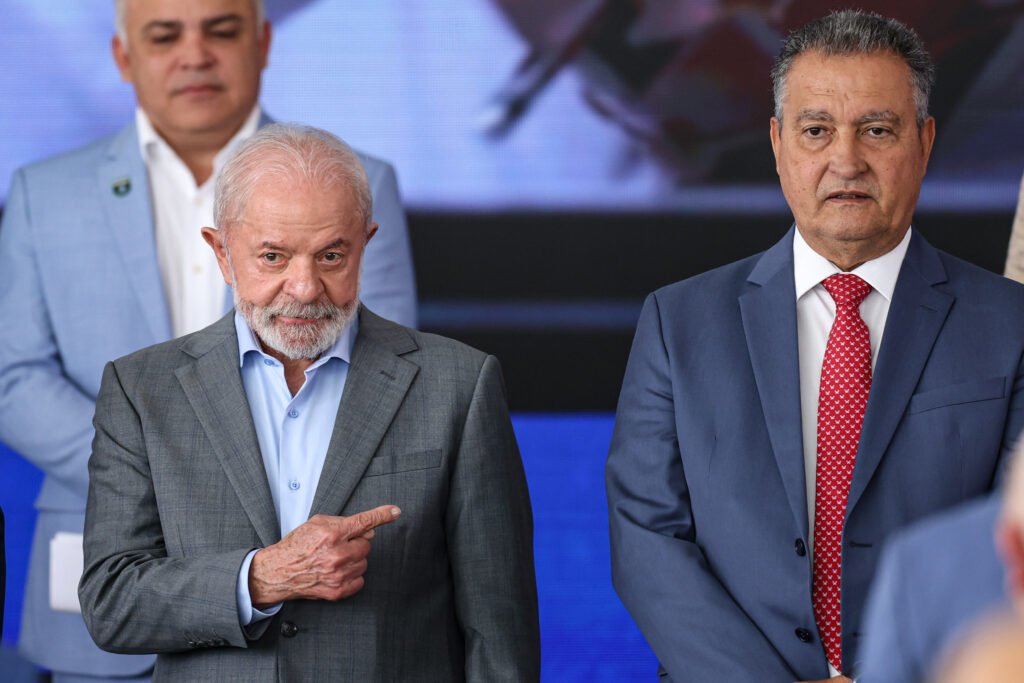 Como o escândalo do Banco Master se conecta ao PT da Bahia? Investigações indicam que governos petistas da Bahia foram o berço político do Banco Master, com ligações ao crédito consignado e figuras próximas ao presidente Lula. Qual é a origem do CredCesta? Criado em 2007 pelo governo da Bahia, o CredCesta era inicialmente um benefício para uso em supermercados estatais, mas foi privatizado no governo de Rui Costa, tornando-se um cartão de crédito consignado. Como o Banco Master se beneficiou do CredCesta? O cartão de crédito consignado se tornou o principal canal de expansão do Banco Master na Bahia, operando sob um monopólio prático garantido por normas estaduais. Quais são as críticas ao modelo do CredCesta? O modelo é criticado por cobrar juros altos e por operar sob um monopólio prático, restringindo a troca de banco pelos servidores através de decretos estaduais. Qual é o papel da BK Financeira no escândalo? A BK Financeira, sediada em Salvador, recebeu R$ 11 milhões do Banco Master para indicar novos convênios de empréstimos. Uma das sócias é nora do senador Jaques Wagner. Qual é a ligação de Jaques Wagner com o caso? Aliados do senador teriam indicado ex-ministros de governos petistas para consultorias milionárias no banco. A assessoria de Wagner nega qualquer intermediação ou favorecimento. Como o presidente Lula se posiciona sobre o escândalo? Lula rejeita qualquer envolvimento pessoal e afirma que os problemas deveriam ter sido detectados pelo Banco Central durante a gestão anterior, sob Jair Bolsonaro. O que a oposição está fazendo em relação ao escândalo? A oposição pressiona pela instalação de uma CPI específica para o caso Master, visando desgastar o governo na corrida eleitoral de 2026. Qual é o papel dos presidentes da Câmara e do Senado? O sucesso da CPI depende dos presidentes da Câmara, Hugo Motta, e do Senado, Davi Alcolumbre, que decidirão sobre sua instalação. Como o escândalo pode impactar as eleições de 2026? A disputa política em torno do tema deve se intensificar, tornando-se um ponto central de embate para as eleições de 2026. O que a CPMI do INSS está investigando? A CPMI do INSS já incorporou dados sobre empresários baianos ligados ao banco, verificando se a estrutura foi usada para descontos associativos irregulares em aposentadorias. Qual é a defesa do governo sobre o caso? O governo defende uma investigação rigorosa de todos os envolvidos, buscando esclarecer as irregularidades e responsabilizar os culpados. Como o Banco Central está envolvido no escândalo? Lula aponta que o Banco Central, sob a gestão anterior, deveria ter detectado os problemas no Banco Master, sugerindo falhas na supervisão. Quais são as consequências políticas do escândalo? O escândalo pode enfraquecer o governo petista na Bahia e nacionalmente, afetando alianças e estratégias para as próximas eleições. Como o caso está sendo coberto pela mídia? A Gazeta do Povo tem apurado informações detalhadas sobre o escândalo, destacando suas ramificações políticas e financeiras. O que esperar dos próximos desdobramentos? As investigações devem continuar, com possíveis novas revelações e impactos políticos, mantendo o tema em destaque na mídia e no debate público.