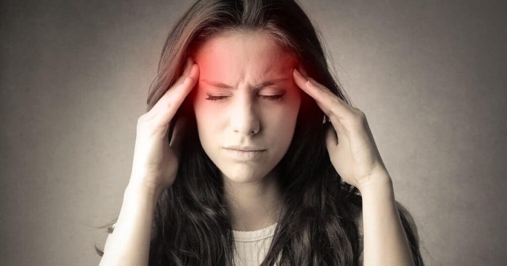 Quais são os tipos mais comuns de dor de cabeça? Existem 15 tipos principais, cada um com características distintas. A localização, intensidade e sintomas associados ajudam a identificar a causa. Como identificar uma enxaqueca? A enxaqueca é uma dor pulsante intensa, geralmente de um lado da cabeça, acompanhada de náuseas e sensibilidade à luz e som. O que caracteriza a cefaleia tensional? É uma pressão constante na testa e na parte de trás da cabeça, como um "aperto" ao redor do crânio. Como a dor de cabeça menstrual se manifesta? Ligada ao ciclo menstrual, afeta um lado da cabeça e pode piorar antes ou durante a menstruação. Qual é a dor de cabeça induzida por exercícios? Surge após exercícios intensos, afetando toda a cabeça e pode durar de minutos a horas. O que é a cefaleia em salvas? Dor intensa ao redor de um olho, ocorrendo em ciclos, com lacrimejamento e congestão nasal. Como identificar a dor de cabeça sinusal? Sensação de pressão nas bochechas, ao redor dos olhos e na testa, piorando ao inclinar-se para frente. Qual é a relação entre álcool e dor de cabeça? Pode ser causada pelo consumo excessivo ou abstinência, afetando têmporas e testa. O que é a dor de cabeça por uso excessivo de analgésicos? Dor difusa persistente, decorrente do uso excessivo de analgésicos. Como se manifesta a dor de cabeça unilateral constante? Dor constante de um lado da cabeça, variando de intensidade ao longo do dia. O que caracteriza a cefaleia cervicogênica? Pressão intensa na parte de trás da cabeça e dos lados, com tontura ou visão turva. Como identificar uma dor de cabeça pós-traumática? Surge após pancadas na cabeça, sendo localizada e persistente. O que é a dor de cabeça por pressão do líquido espinhal? Começa na nuca, relacionada à pressão do líquido espinhal, após procedimentos médicos. Qual é a dor de cabeça em trovoada? Dor súbita e intensa que atinge o pico em segundos, exigindo atendimento médico imediato. Como se manifesta a dor de cabeça em pontada? Pontada aguda em um ponto específico da cabeça, durando poucos segundos. Quais sintomas de dor de cabeça exigem atenção médica? Início súbito e intenso, alterações na visão, perda de consciência ou dor persistente devem ser avaliados por um médico. Por que é importante identificar o tipo de dor de cabeça? Identificar o tipo ajuda a tratar adequadamente e evitar complicações. Como a localização da dor ajuda no diagnóstico? A localização indica possíveis causas e orienta o tratamento adequado. Quais são as consequências de não tratar a dor de cabeça corretamente? Pode levar a complicações, aumento da frequência e intensidade das dores. Como prevenir dores de cabeça frequentes? Manter hábitos saudáveis, evitar gatilhos conhecidos e buscar orientação médica. Quando procurar um especialista para dor de cabeça? Se as dores forem frequentes, intensas ou acompanhadas de outros sintomas preocupantes. Qual é a importância de um diagnóstico preciso? Um diagnóstico preciso permite tratamento eficaz e melhora a qualidade de vida. Como o estilo de vida influencia nas dores de cabeça? Estresse, alimentação e sono inadequado podem desencadear ou piorar as dores. Quais são os tratamentos mais comuns para dor de cabeça? Incluem medicamentos, mudanças no estilo de vida e, em alguns casos, terapias alternativas. Como a tecnologia pode ajudar no manejo da dor de cabeça? Aplicativos de monitoramento e lembretes de medicação podem auxiliar no controle das dores. Qual é o papel da alimentação na prevenção de dores de cabeça? Alimentação balanceada pode prevenir deficiências nutricionais que desencadeiam dores. Como o estresse afeta a frequência das dores de cabeça? O estresse é um gatilho comum que pode aumentar a frequência e intensidade das dores. Quais são os benefícios de manter um diário de dor de cabeça? Ajuda a identificar padrões, gatilhos e a eficácia dos tratamentos. Como a hidratação influencia nas dores de cabeça? A desidratação é um gatilho comum, por isso manter-se hidratado é essencial. Por que é importante evitar a automedicação para dor de cabeça? Pode mascarar sintomas de condições mais graves e levar ao uso excessivo de analgésicos.