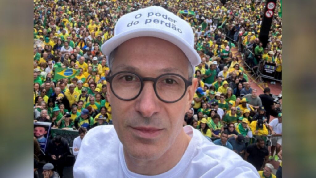 O governador de Minas Gerais, **Romeu Zema**, fez uma declaração polêmica ao comparar a atuação do **Supremo Tribunal Federal (STF)** a uma situação extrema e chocante. Durante um evento do setor do agronegócio em Belo Horizonte, Zema afirmou que "o que nós estamos assistindo no Brasil, eu não me lembro de ter assistido à mais alta corte, que deveria ser referência", segundo a publicação do site O Antagonista. Essa declaração gerou repercussão imediata, destacando a insatisfação de Zema com o papel desempenhado pelo STF no cenário político atual. A crítica de Zema reflete uma crescente tensão entre alguns setores políticos e o **STF**, que tem sido alvo de críticas por suas decisões em casos de grande repercussão nacional. Segundo o site O Antagonista, o governador expressou sua frustração com a atuação da corte, que, em sua visão, deveria ser um exemplo de justiça e imparcialidade. Essa comparação inusitada com um "papa pedófilo" visa ilustrar o nível de decepção e descrédito que Zema atribui ao tribunal, ressaltando a gravidade com que ele enxerga a situação. A declaração de Zema ocorre em um contexto de debates acalorados sobre o papel do **Judiciário** no Brasil, especialmente em relação a decisões que impactam diretamente a política e a sociedade. Segundo a publicação, essa crítica se soma a outras vozes que questionam a legitimidade e a imparcialidade do STF, refletindo uma divisão crescente entre os poderes e a necessidade de um diálogo mais construtivo. A fala do governador de Minas Gerais destaca a importância de se discutir o equilíbrio entre os poderes e a confiança nas instituições democráticas, temas que são fundamentais para o fortalecimento do Estado de Direito no país.